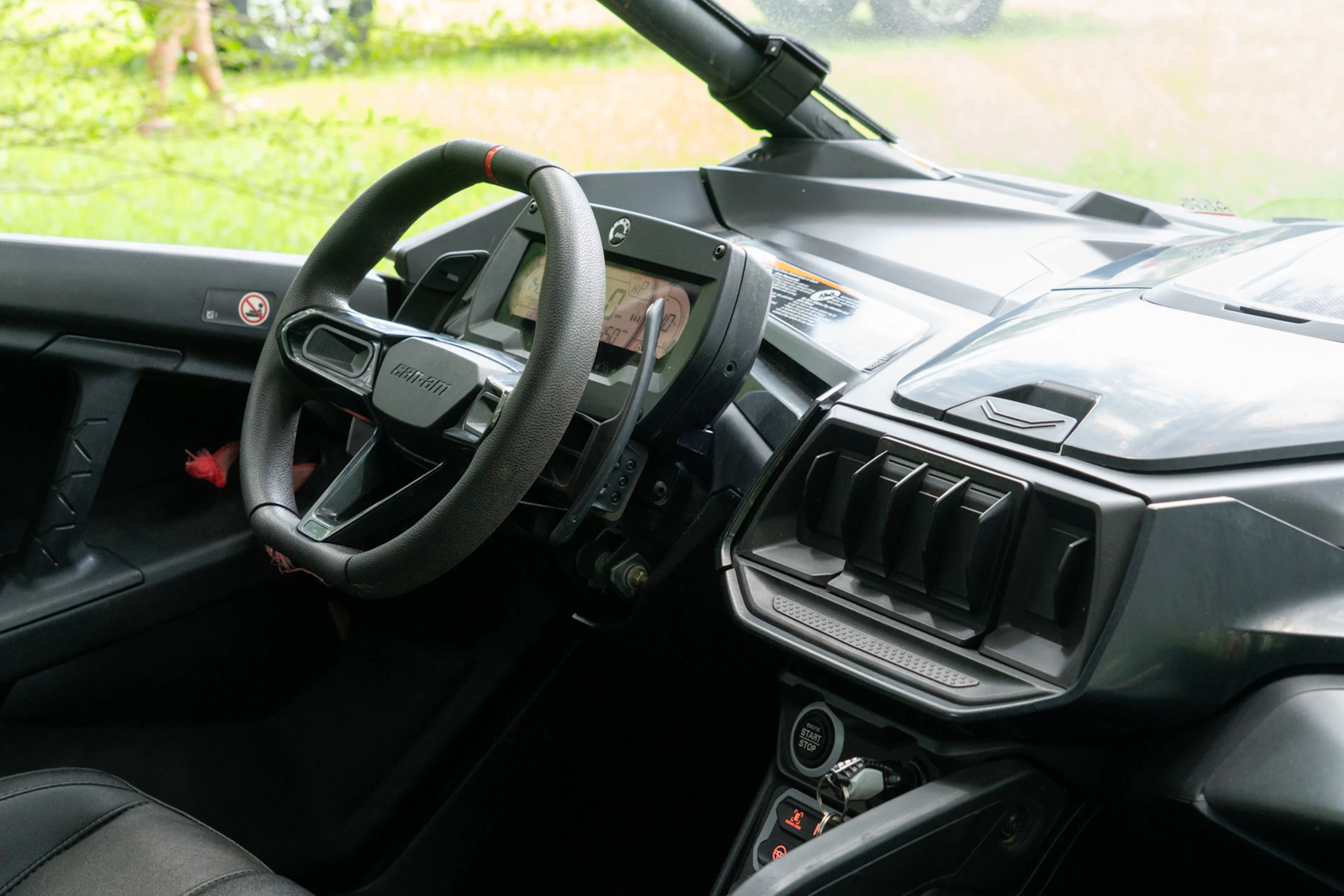 2024 Can-Am Maverick R wheel/dash