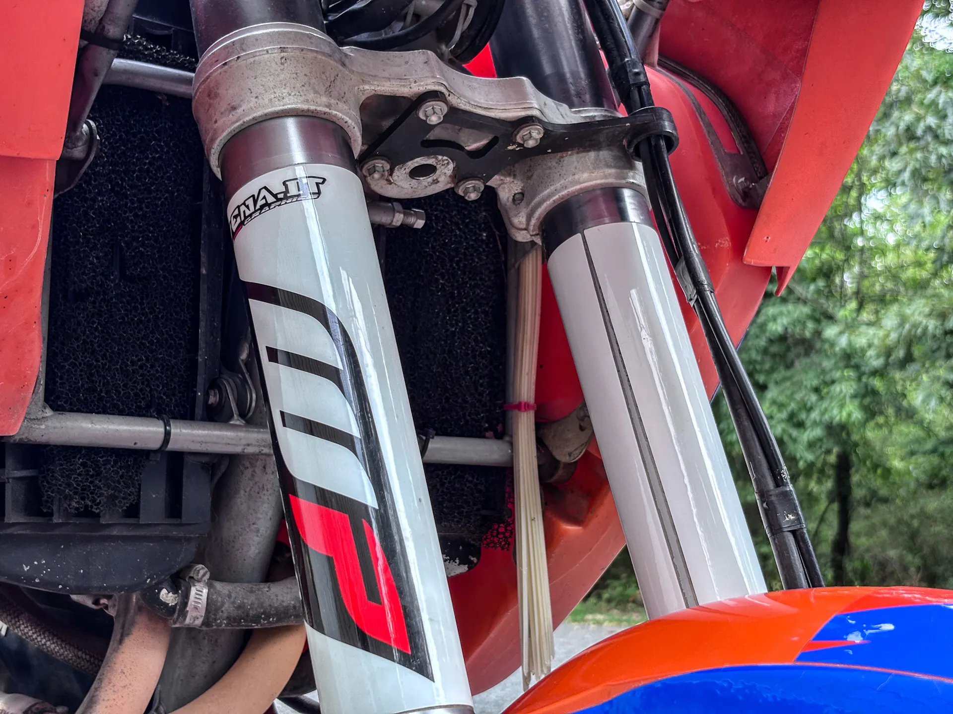 2001 KTM 640 Adventure forks close