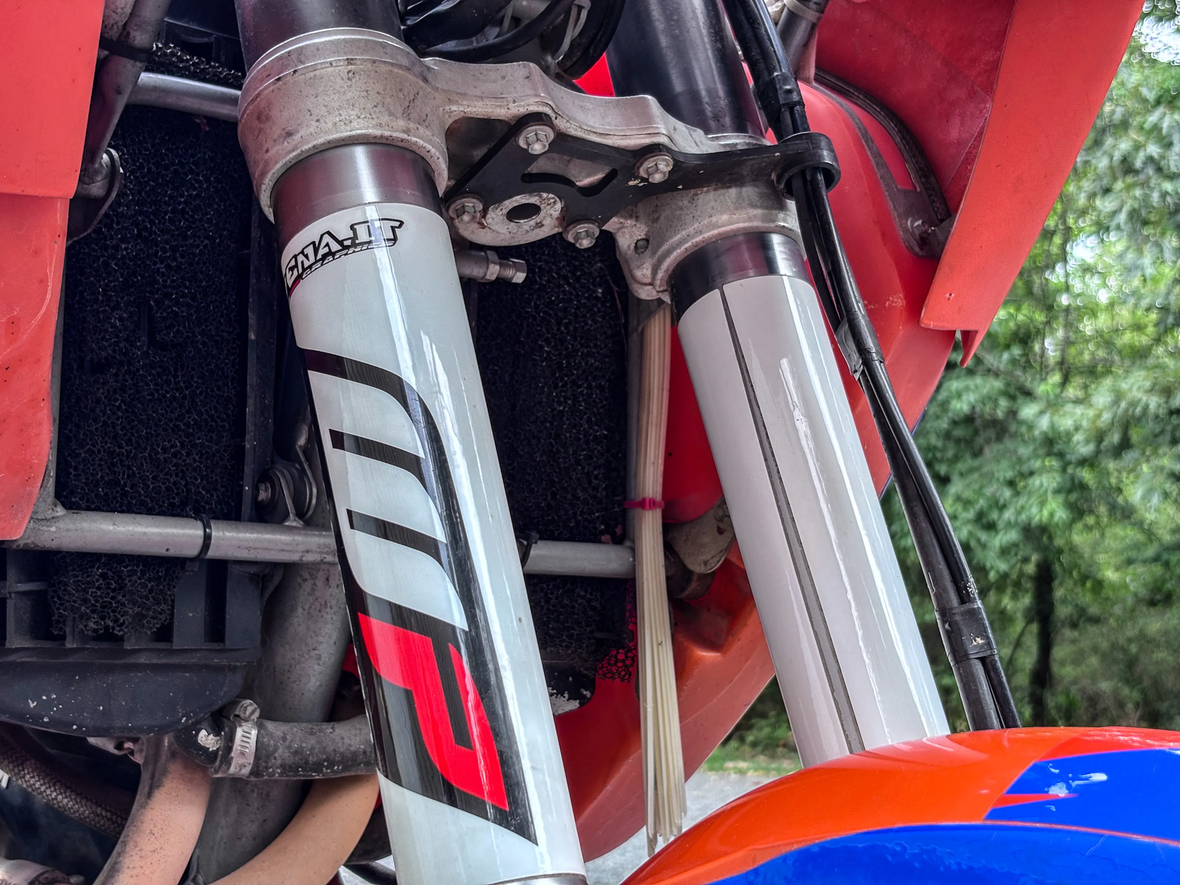 2001 KTM 640 Adventure forks close