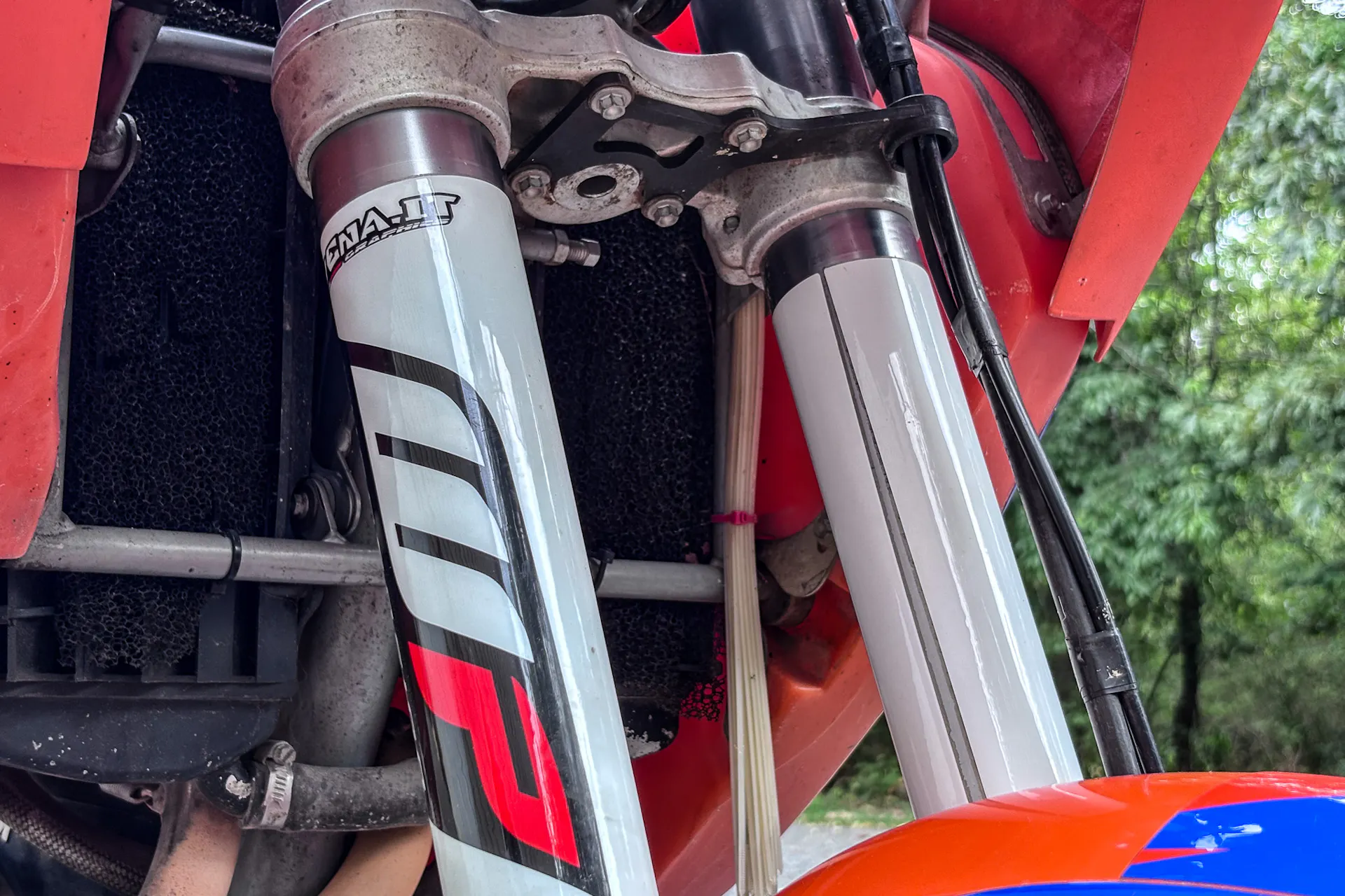 2001 KTM 640 Adventure forks close