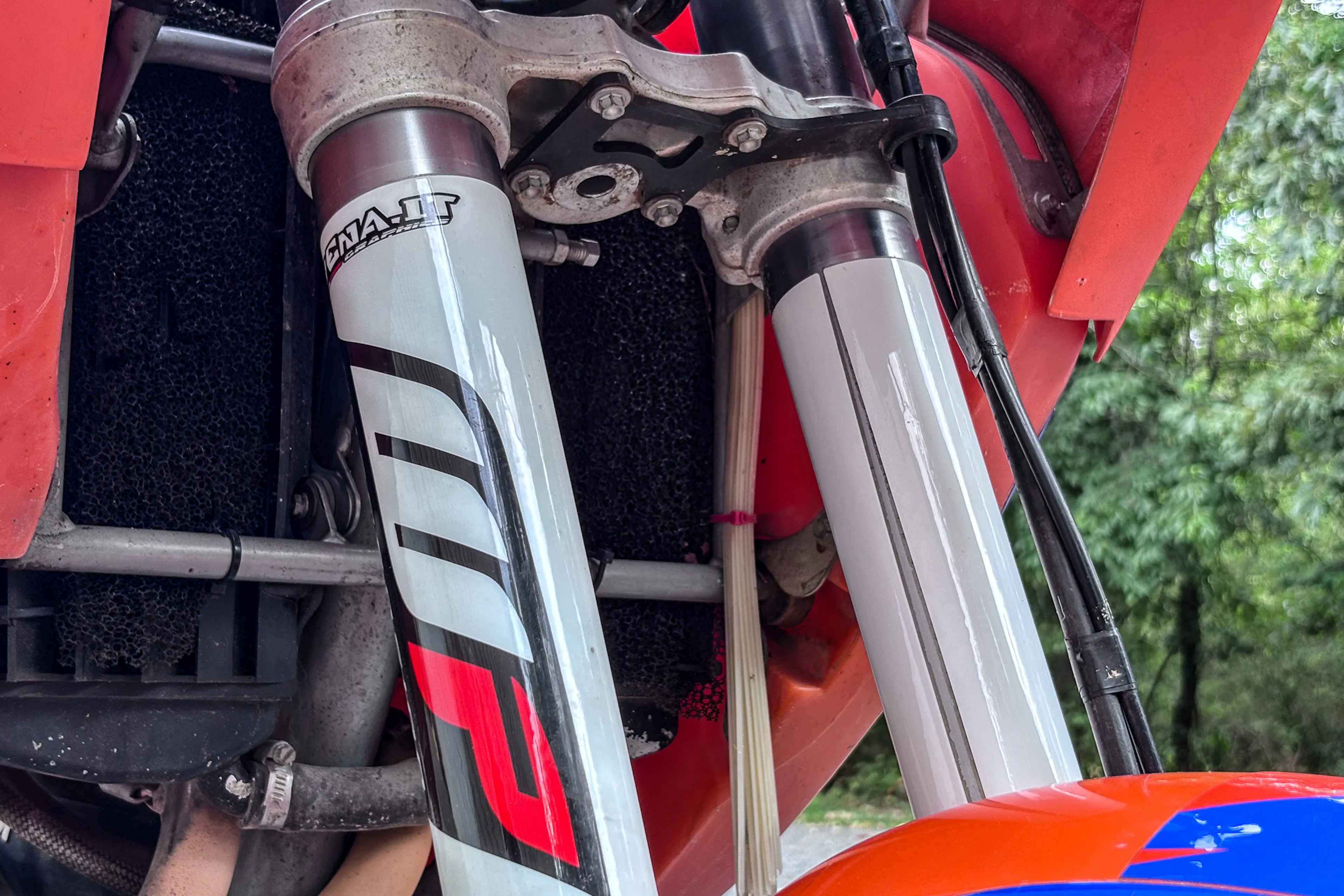 2001 KTM 640 Adventure forks close
