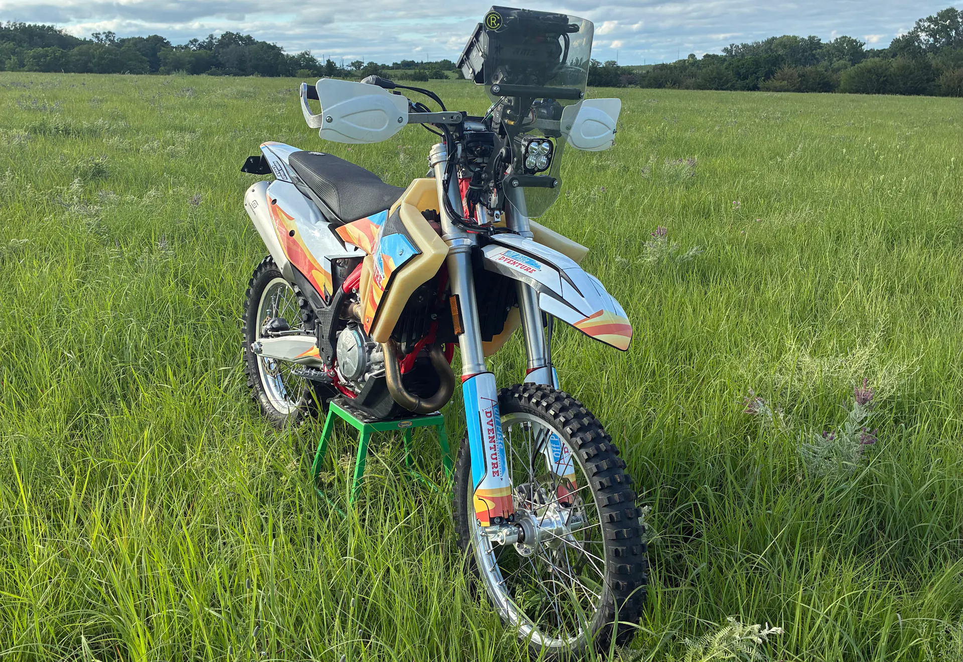 2024 GasGas ES500F right front 3/4