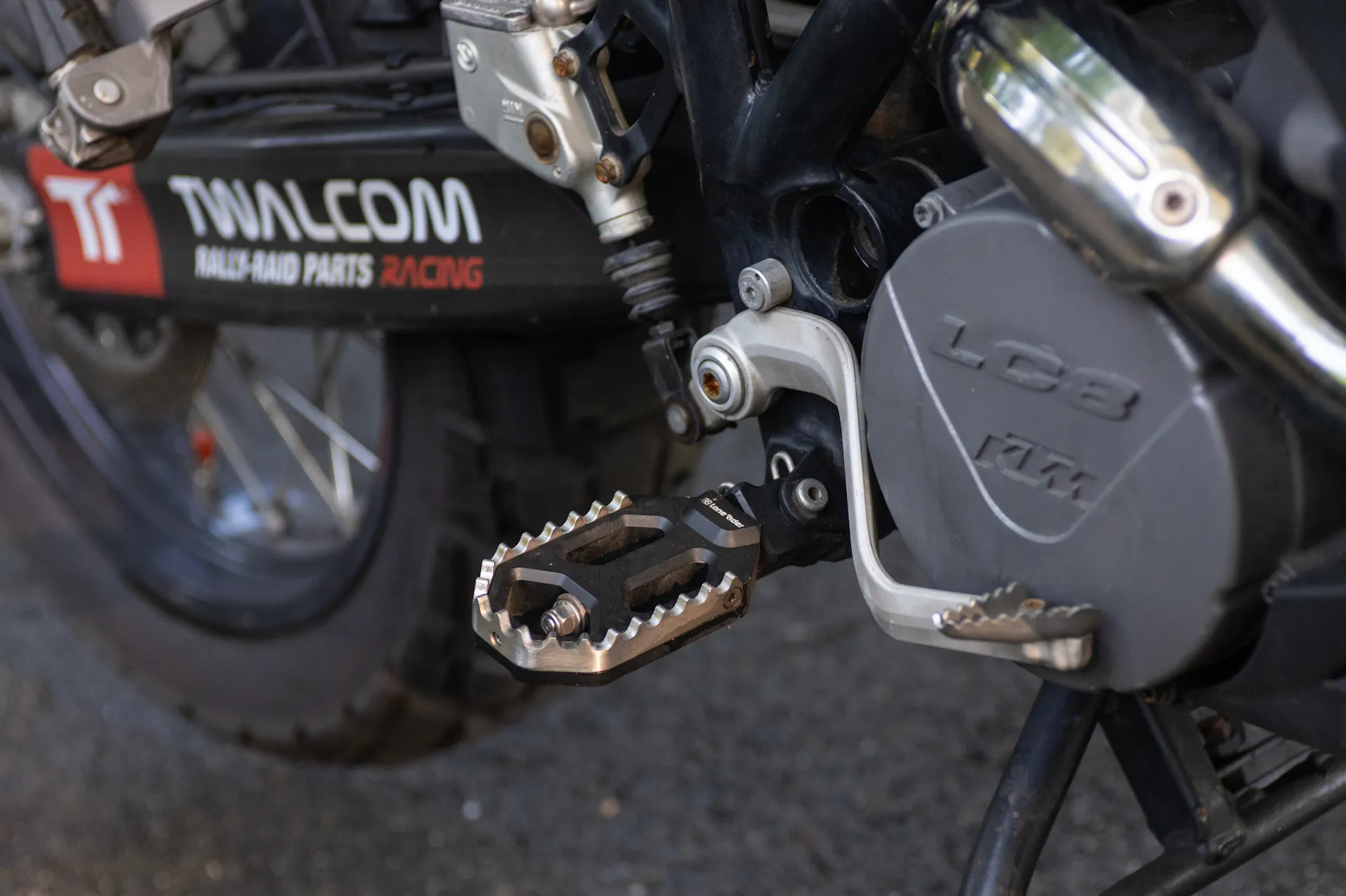 2010 KTM 990 Adventure right footpeg close