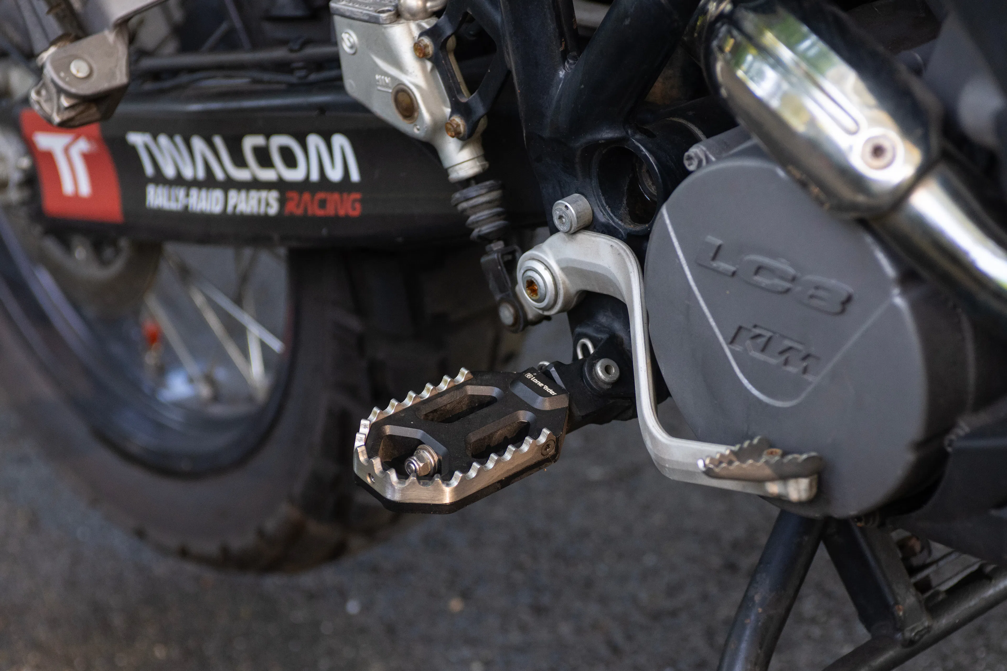 2010 KTM 990 Adventure right footpeg close