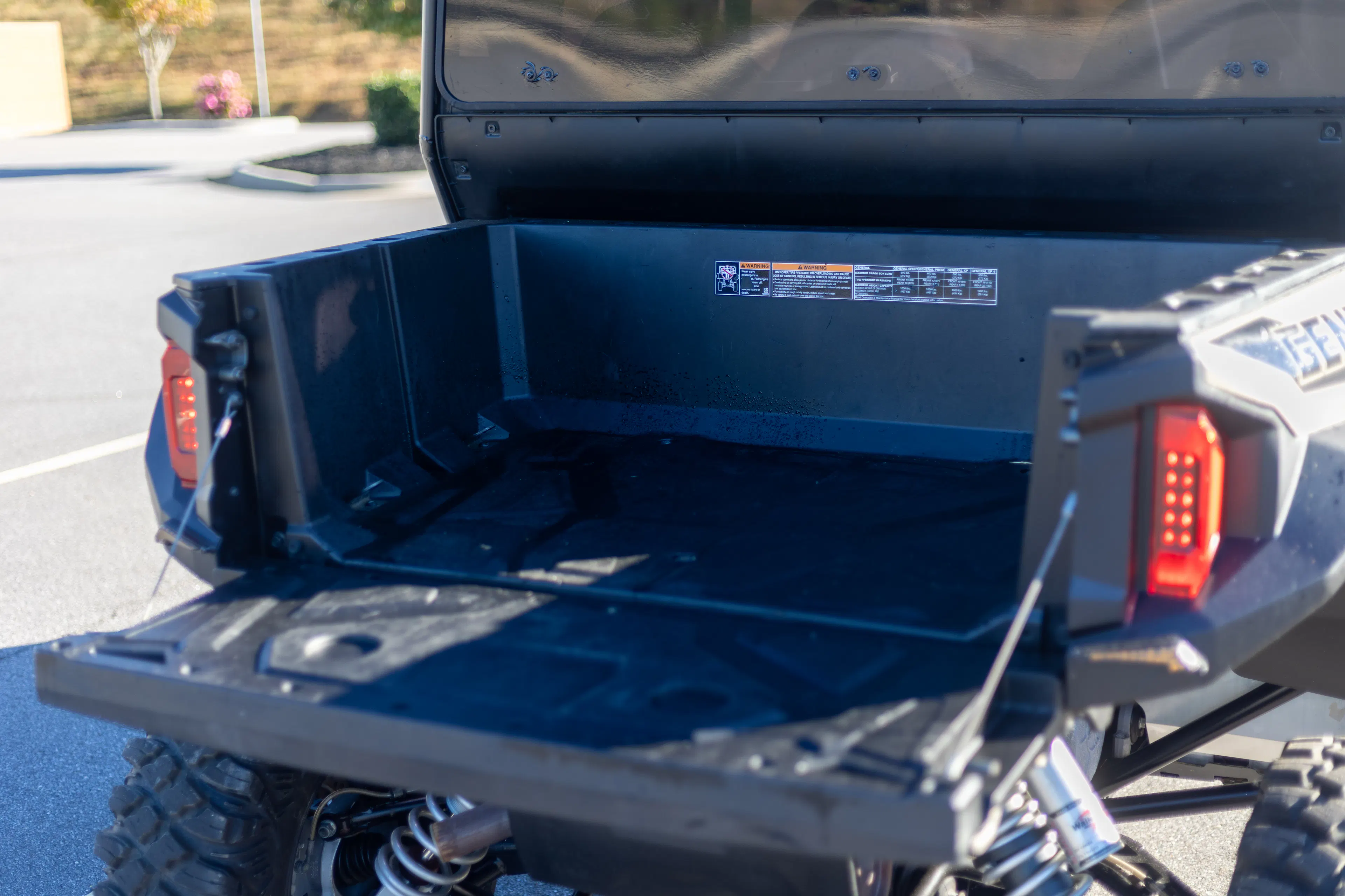 2024 Polaris General XP4 1000 Ultimate tailgate down
