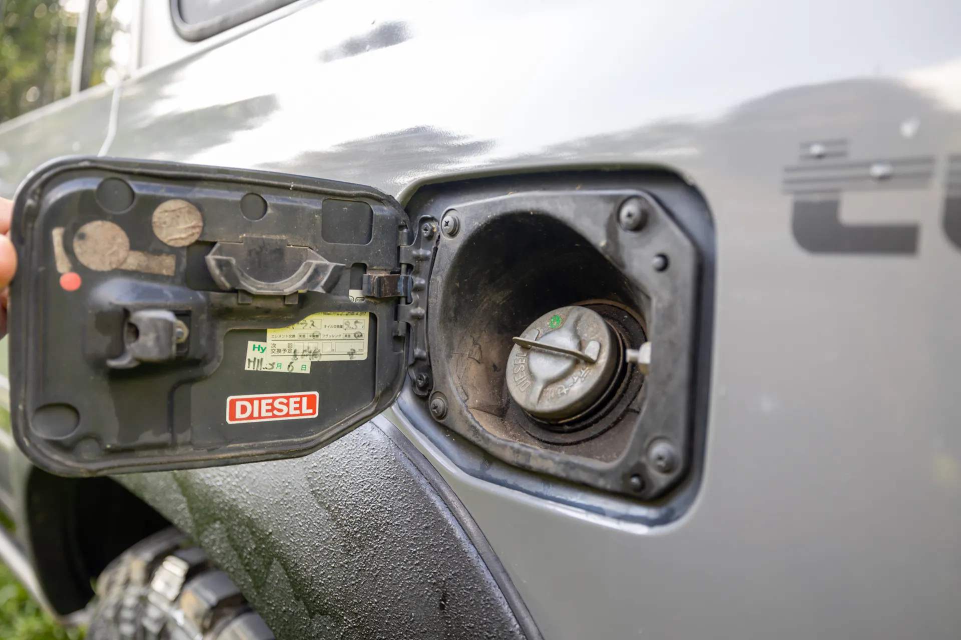1990 Toyota Land Cruiser VX Limited fuel door