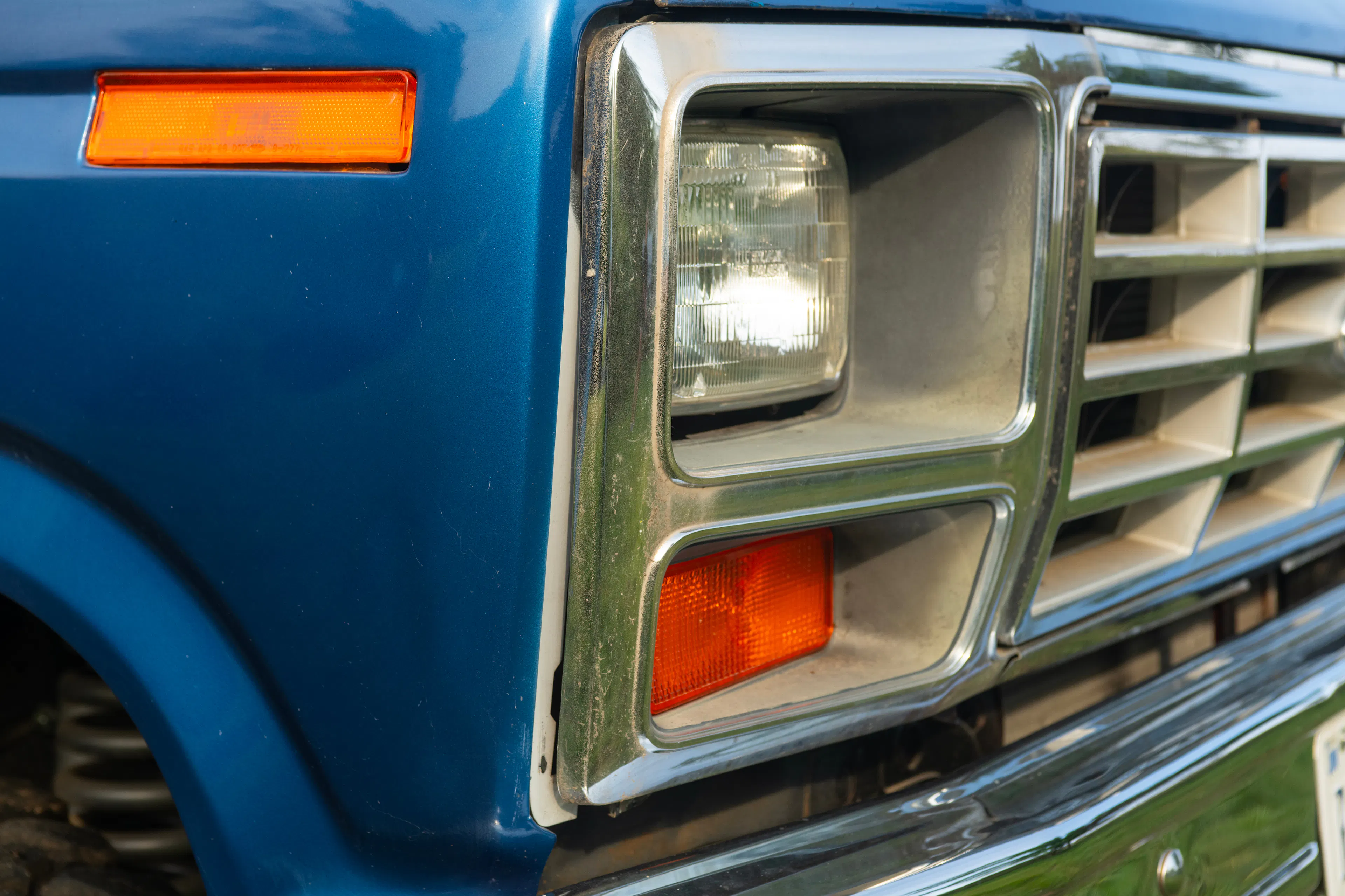 1985 Ford Bronco passenger headlight