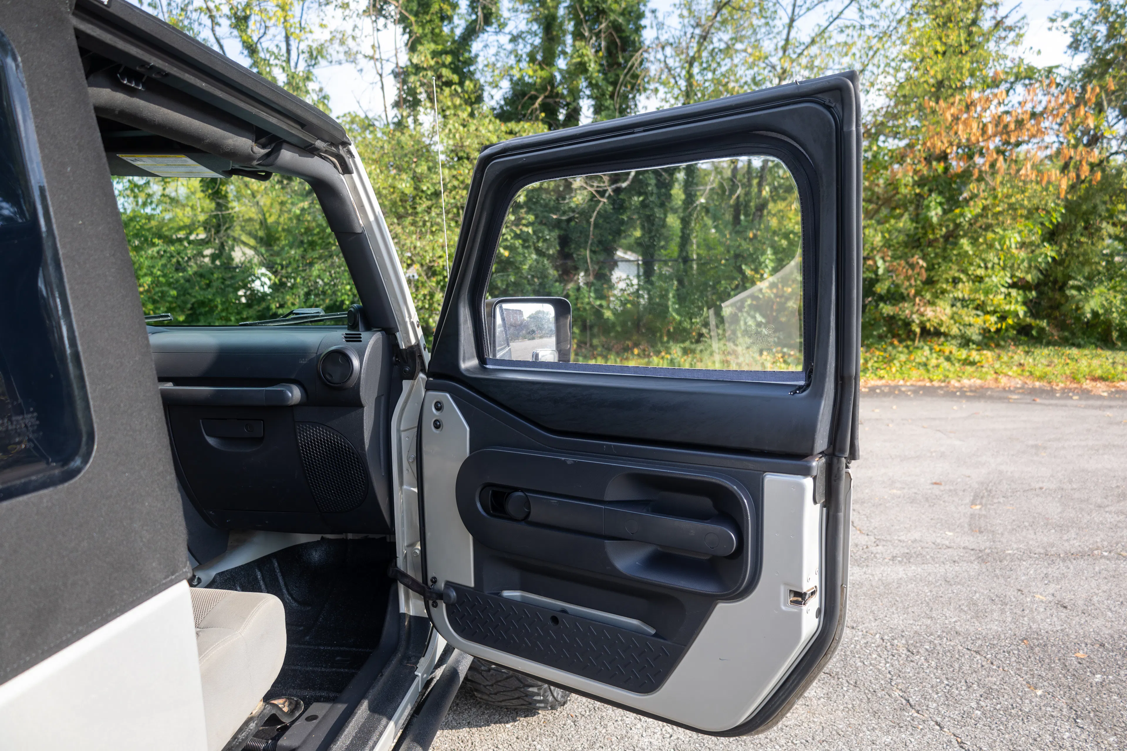 2007 Jeep Wrangler Limited Rubicon passenger door interior