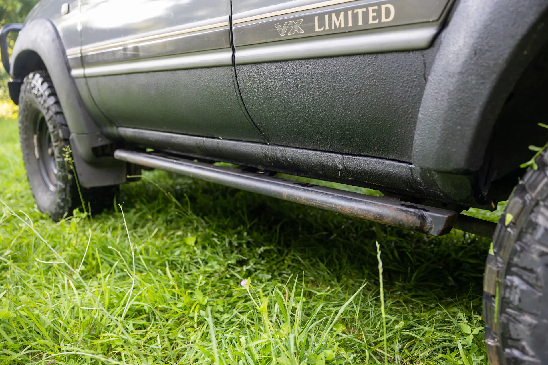 1990 Toyota Land Cruiser VX Limited driver side rock step close