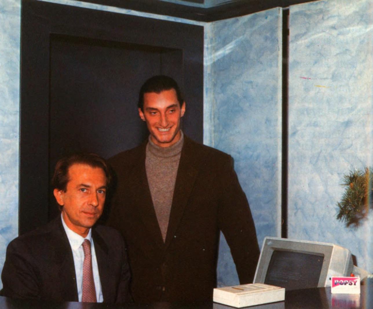 il Sig. Sergio Crivelli manager della INTERCARD accanto a Gian Piero Alladio (a destra) uno dei titolari della discoteca POPSY