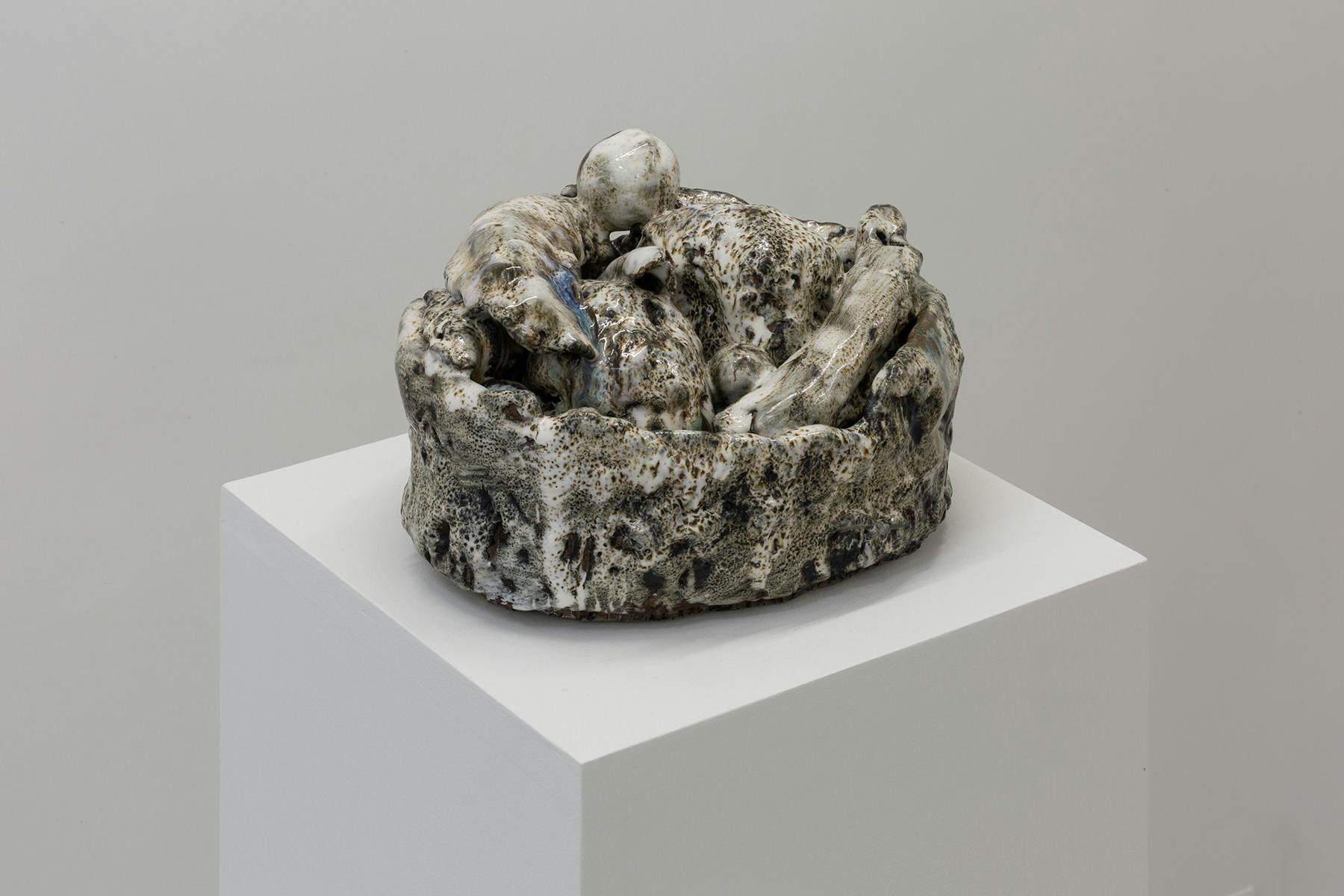 Lava salva cremeweiss, Francesco Pacelli, 2023, ceramica smaltata, 22 x 19 x 14 cm