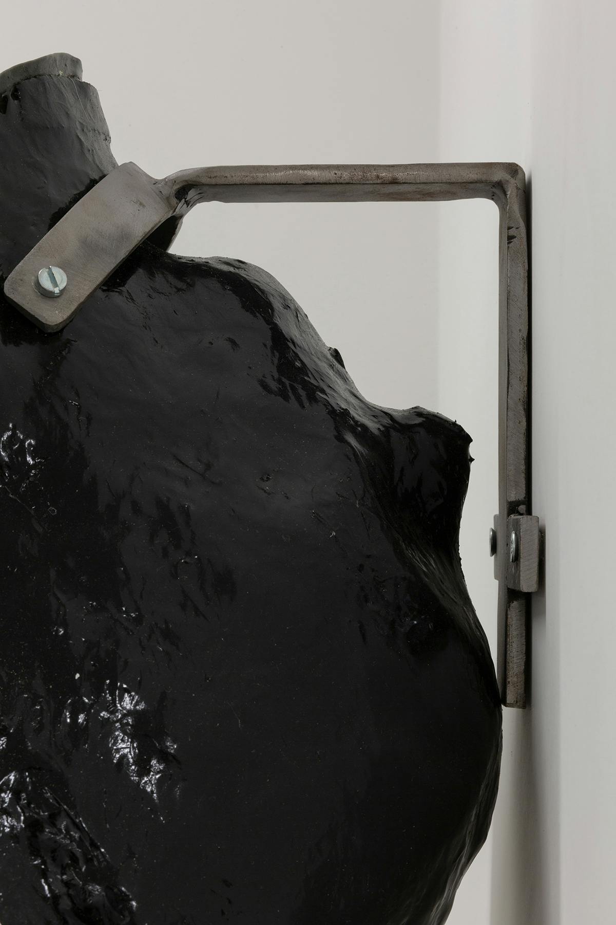 The lookout (fallito), Jacopo Naccarato, 2023, gomma siliconica, resina epossidica, fibra di vetro, inchiostri e metallo, 29 x 20 x 23 cm - (dettaglio)