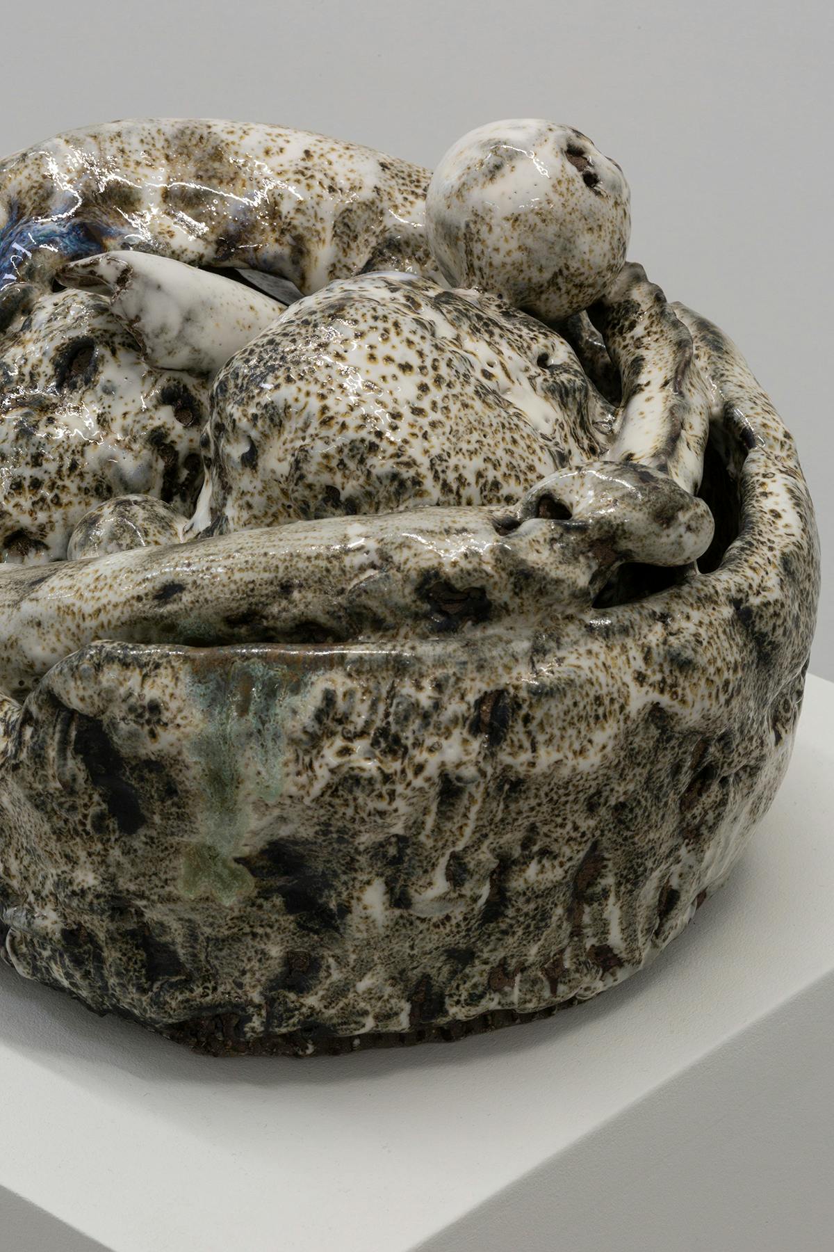 Lava salva cremeweiss, Francesco Pacelli, 2023, ceramica smaltata, 22 x 19 x 14 cm - (dettaglio 2)