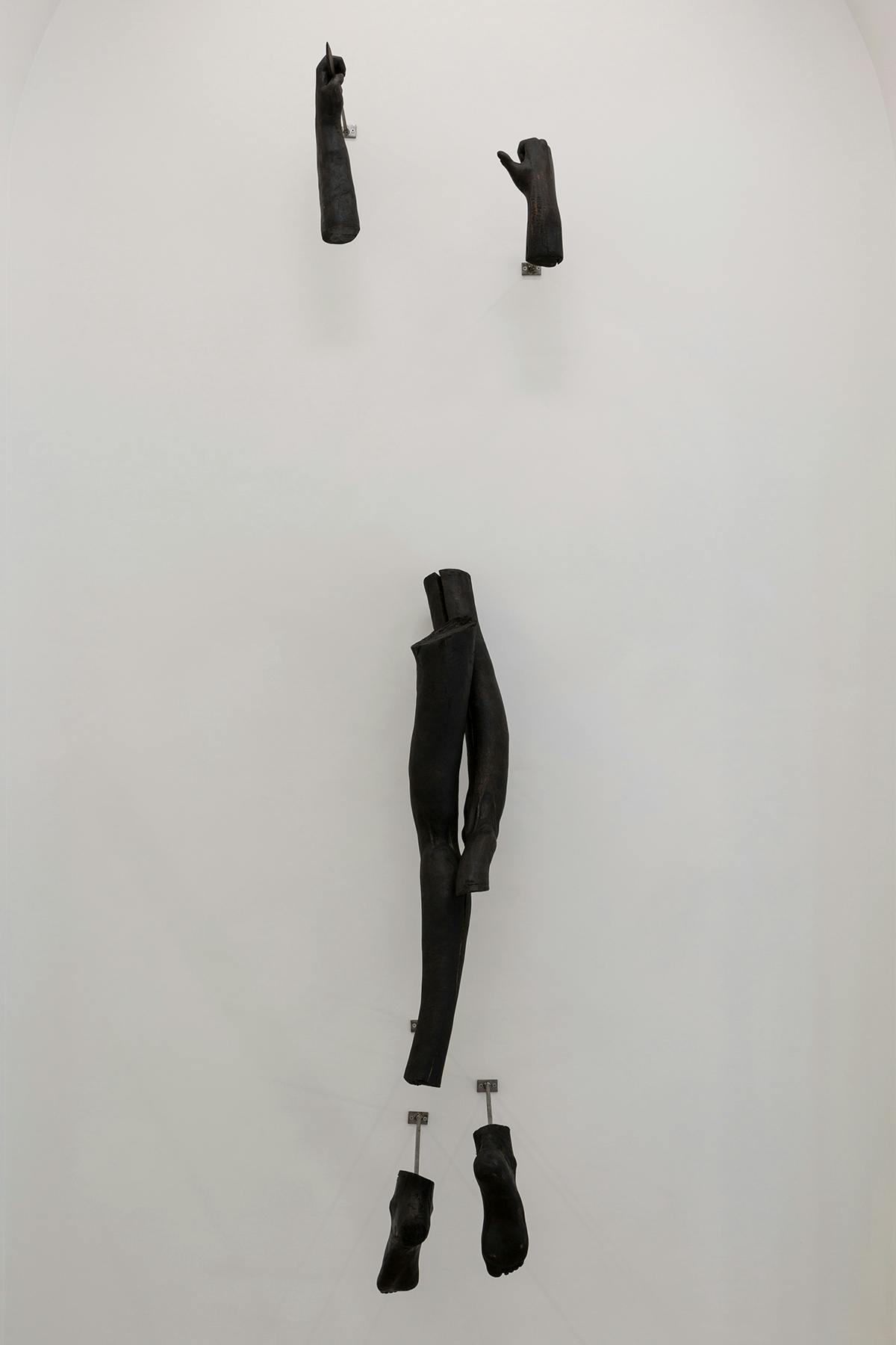 Corpo randagio (tentativo d’abbandono), Jacopo Naccarato, 2023, legno, ferro, inchiostro e cera, misure ambientali