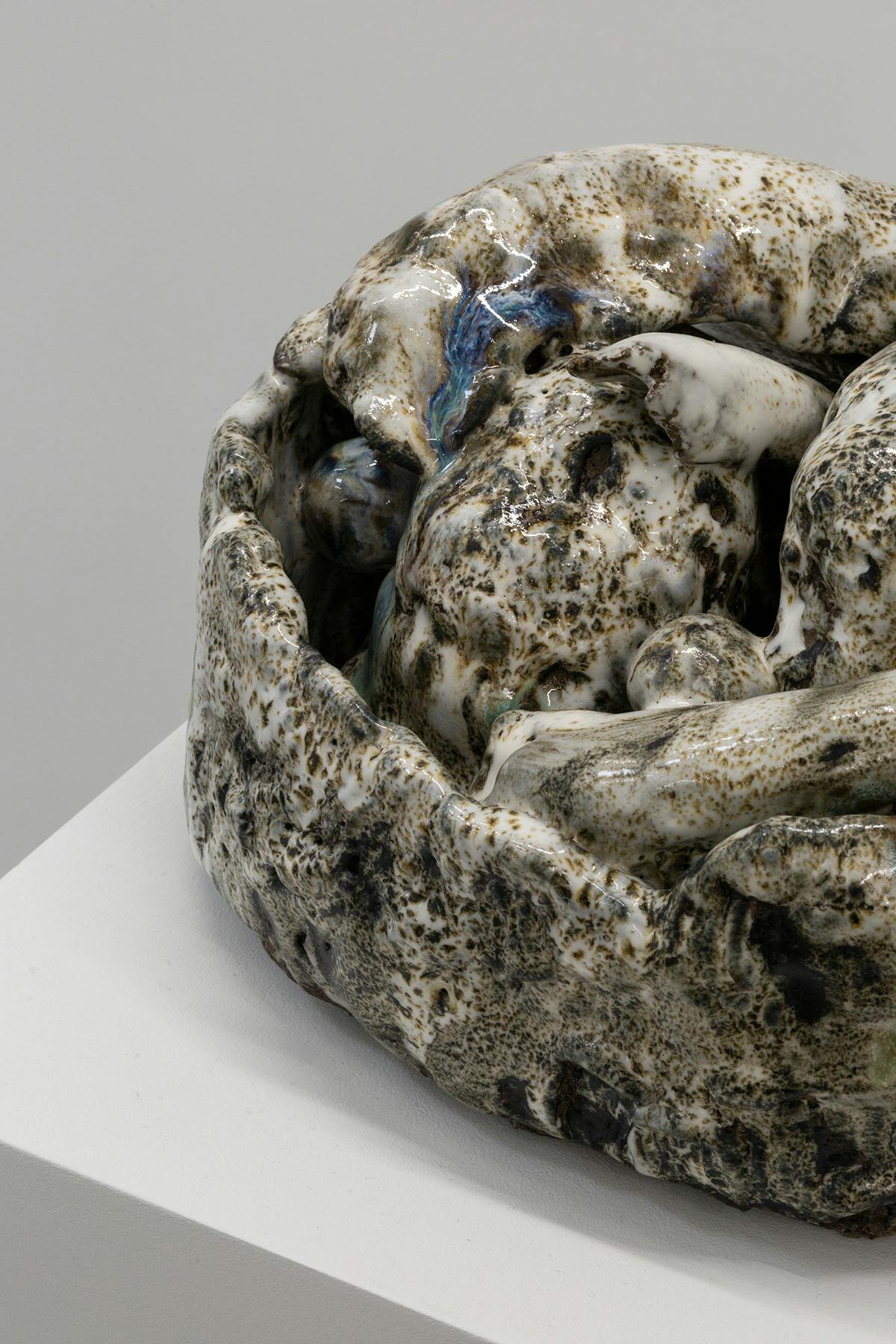 Lava salva cremeweiss, Francesco Pacelli, 2023, ceramica smaltata, 22 x 19 x 14 cm - (dettaglio 1)