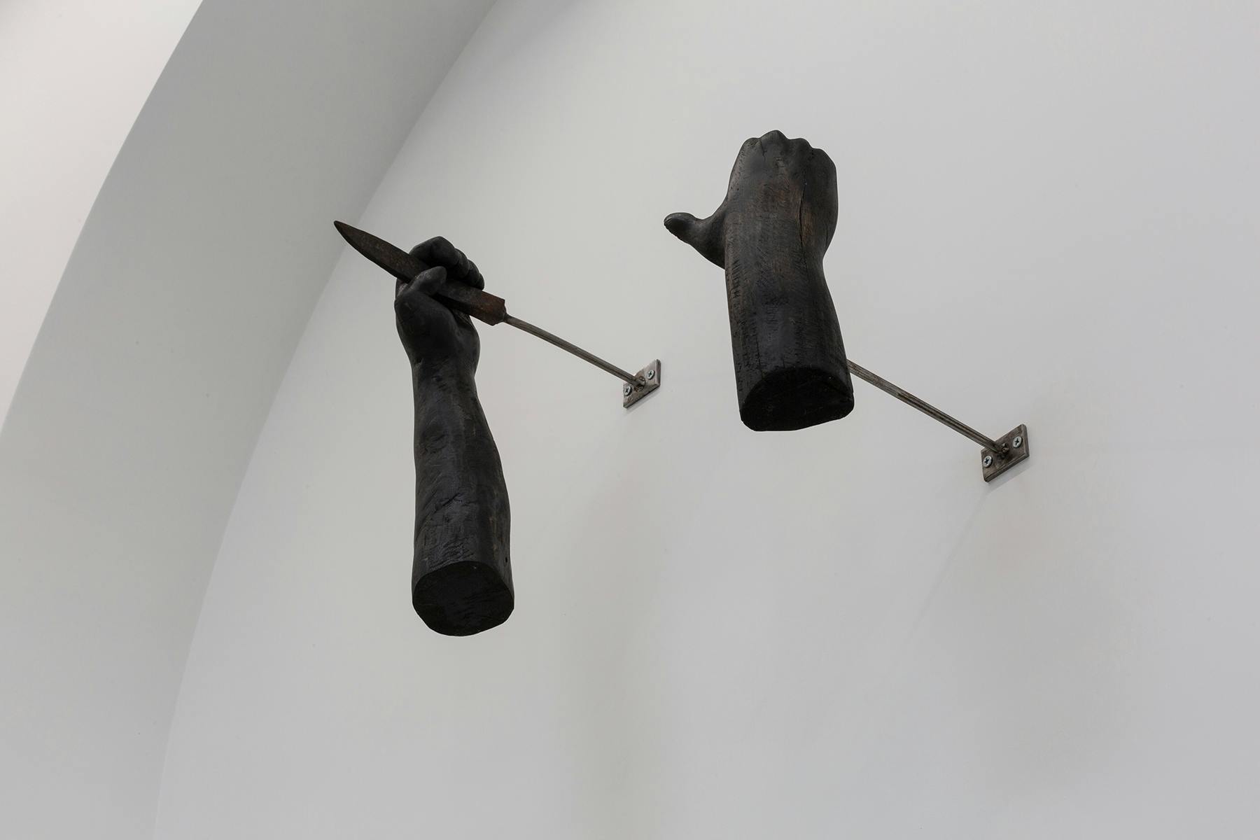 Corpo randagio (tentativo d’abbandono), Jacopo Naccarato, 2023, legno, ferro, inchiostro e cera, misure ambientali - (dettaglio 3)