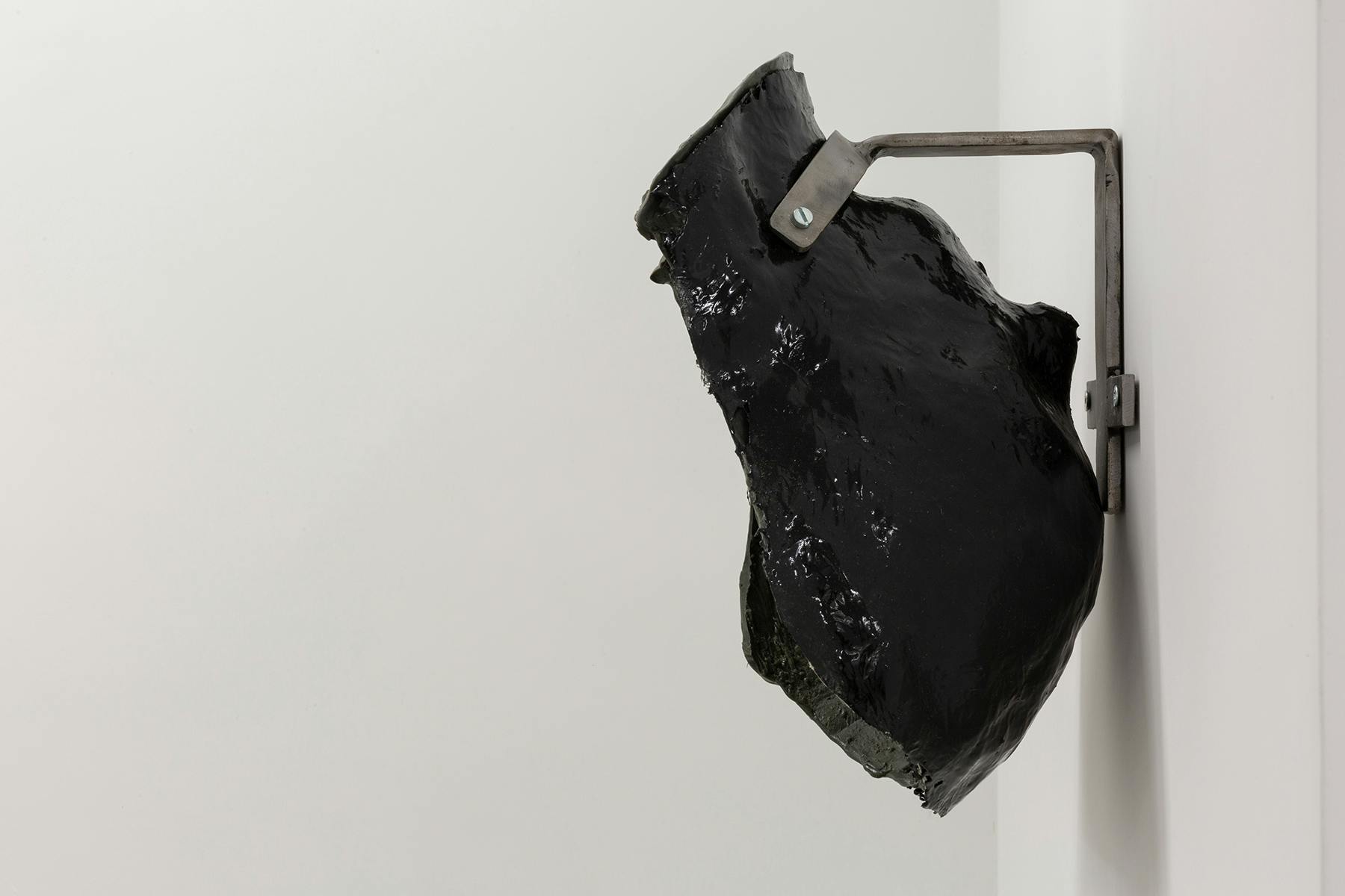 The lookout (fallito), Jacopo Naccarato, 2023, gomma siliconica, resina epossidica, fibra di vetro, inchiostri e metallo, 29 x 20 x 23 cm