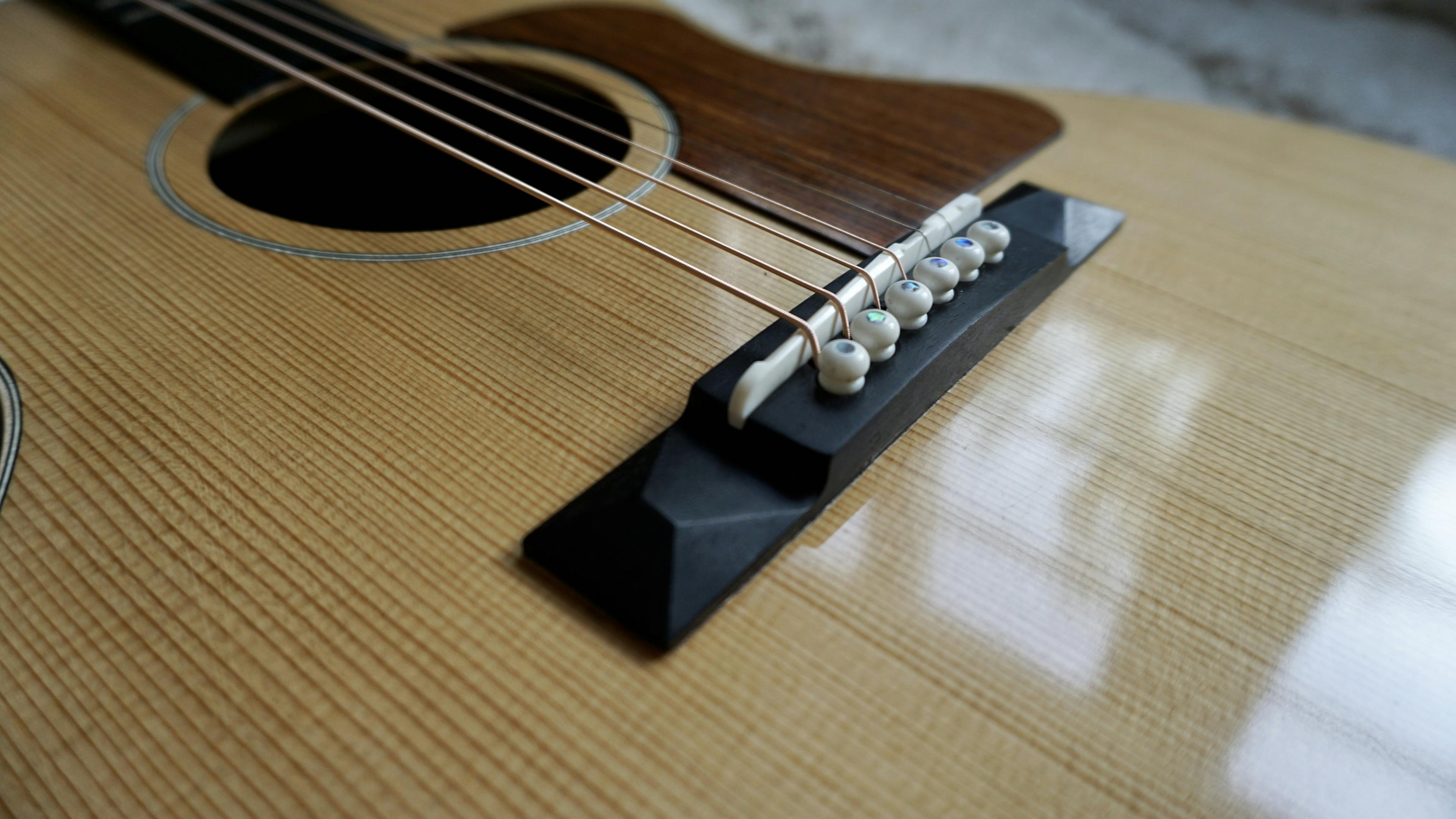 DL Custom Guitars Vaasa Gibson L-00 closeup pyramid bridge