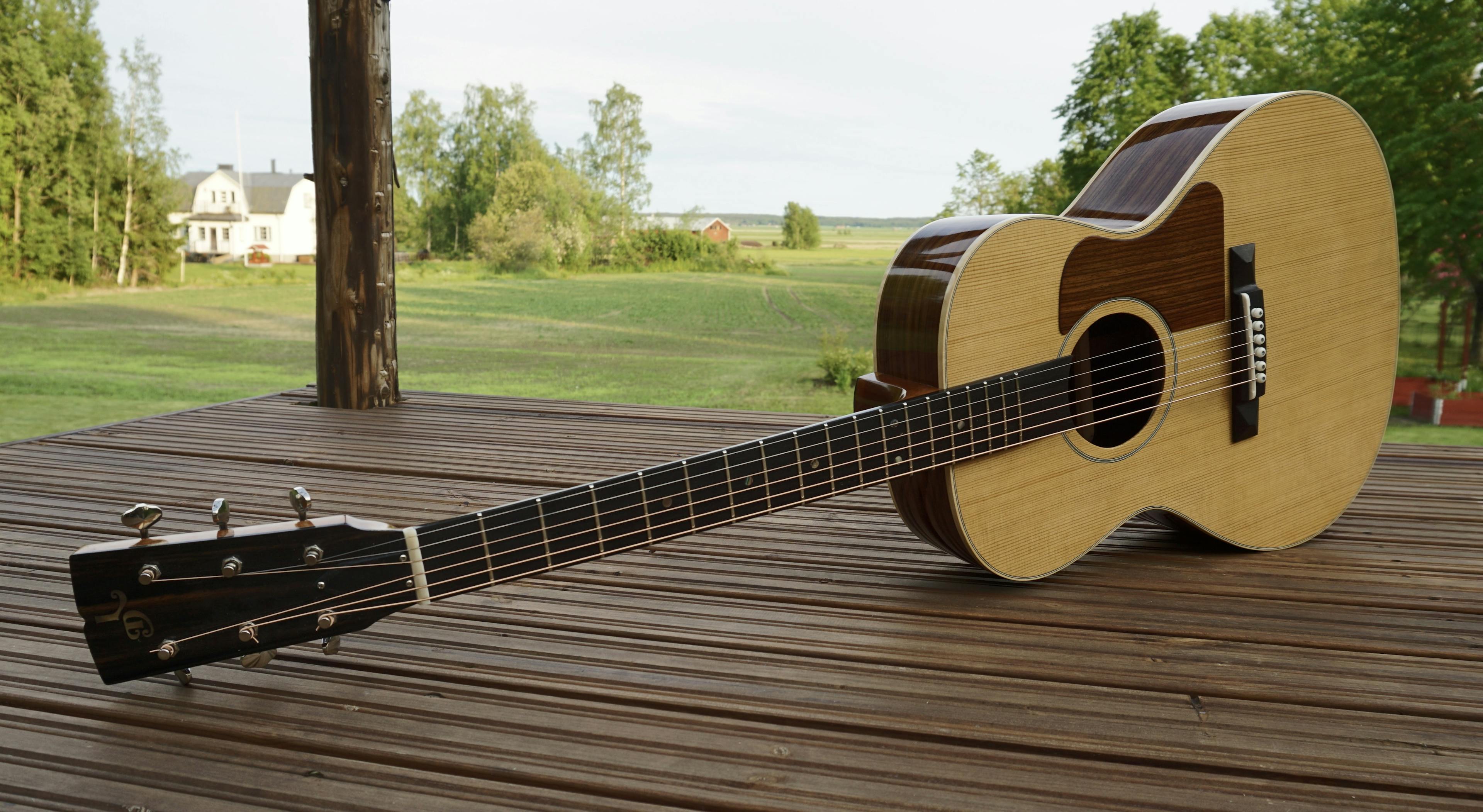 DL Custom Guitars Vaasa Gibson L-00 standing side on wooden deck