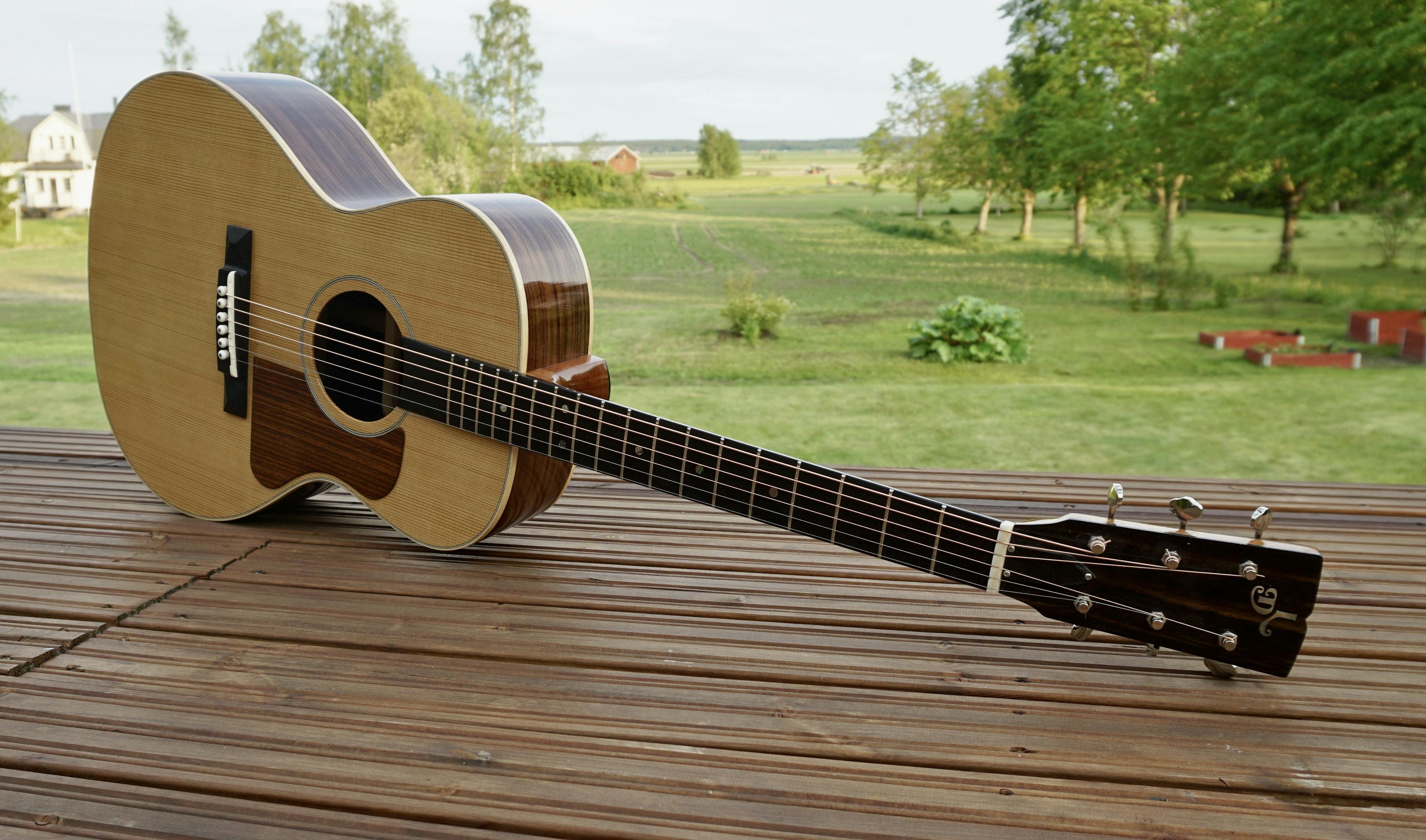 DL Custom Guitars Vaasa Gibson L-00 standing on wooden deck