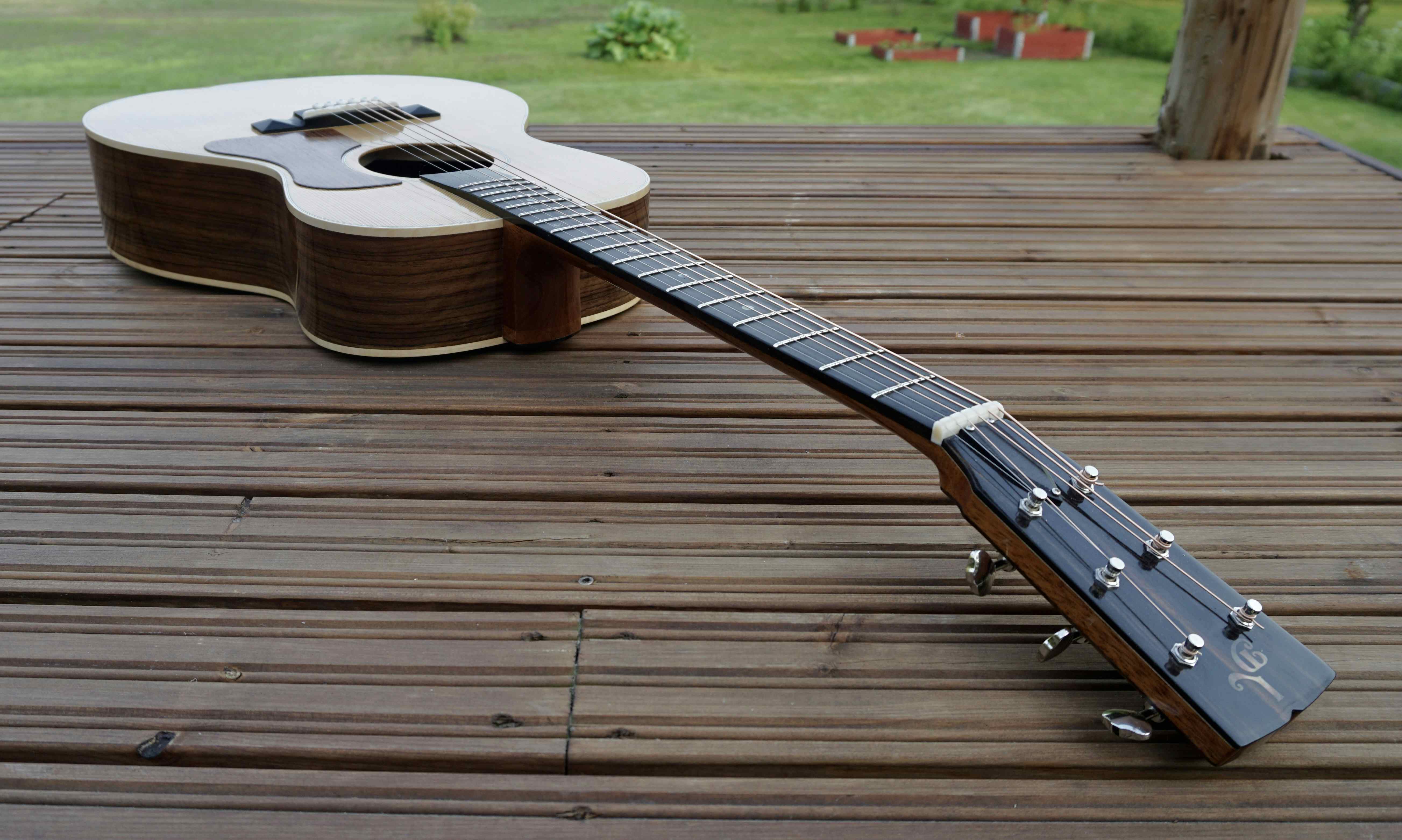 DL Custom Guitars Vaasa Gibson L-00 laying on wooden deck