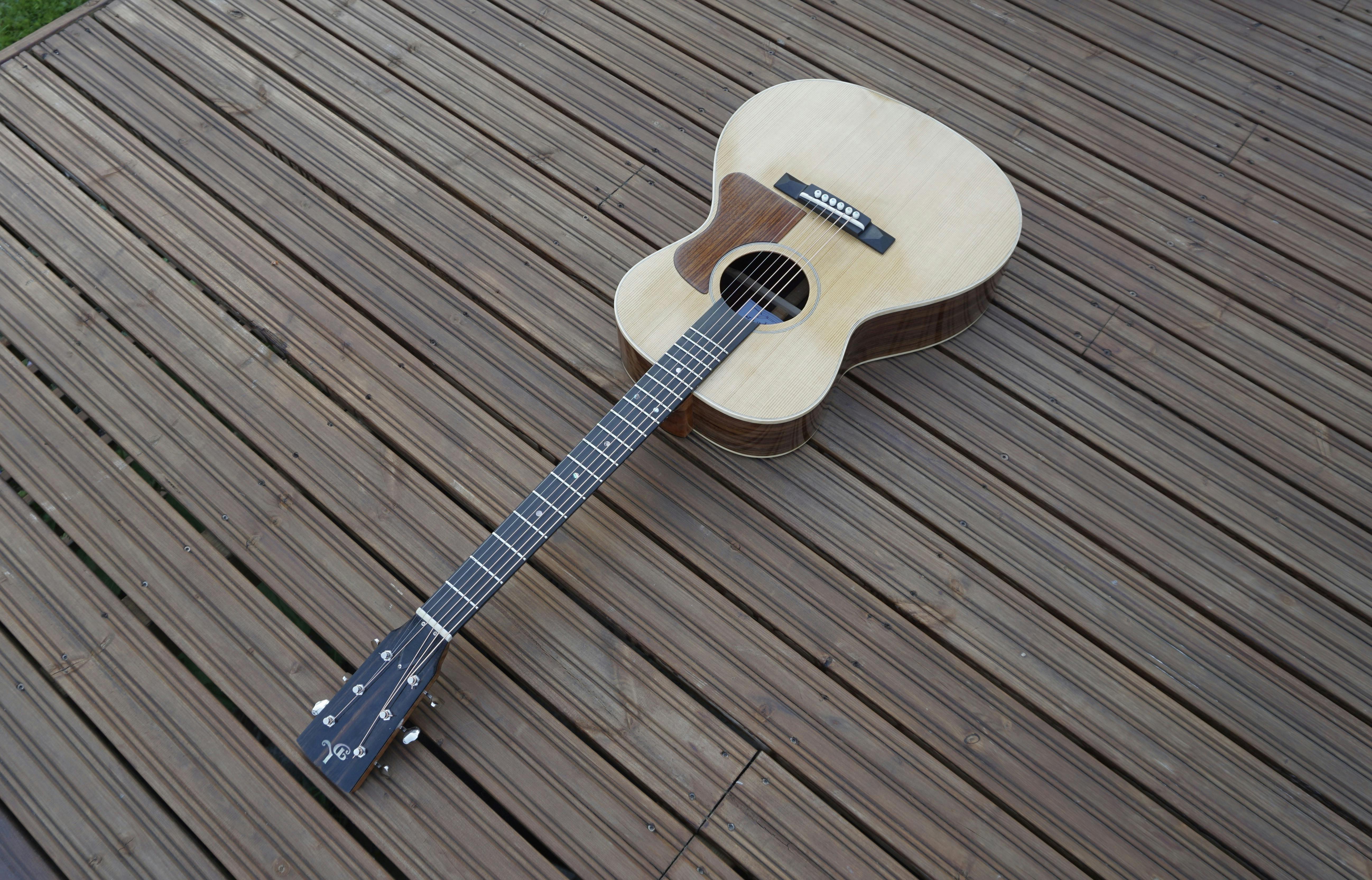 DL Custom Guitars Vaasa Gibson L-00 laying on wooden deck