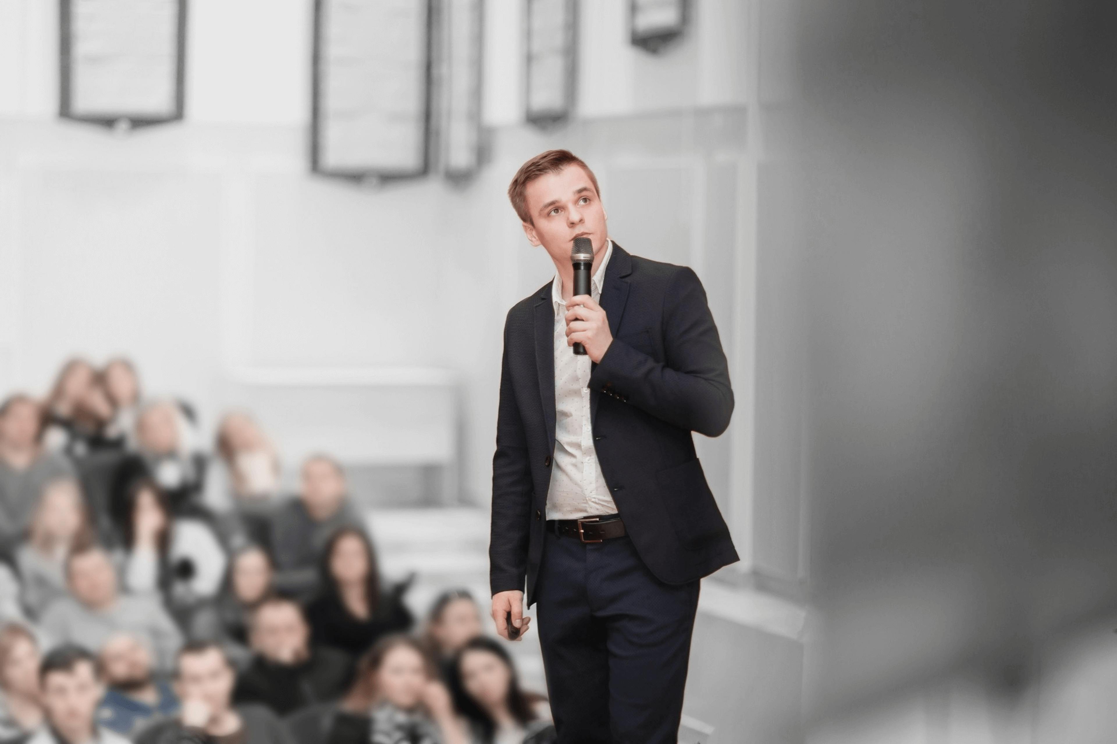 Bí quyết thuyết trình tự tin trước đám đông – Làm chủ sân khấu của chính bạn