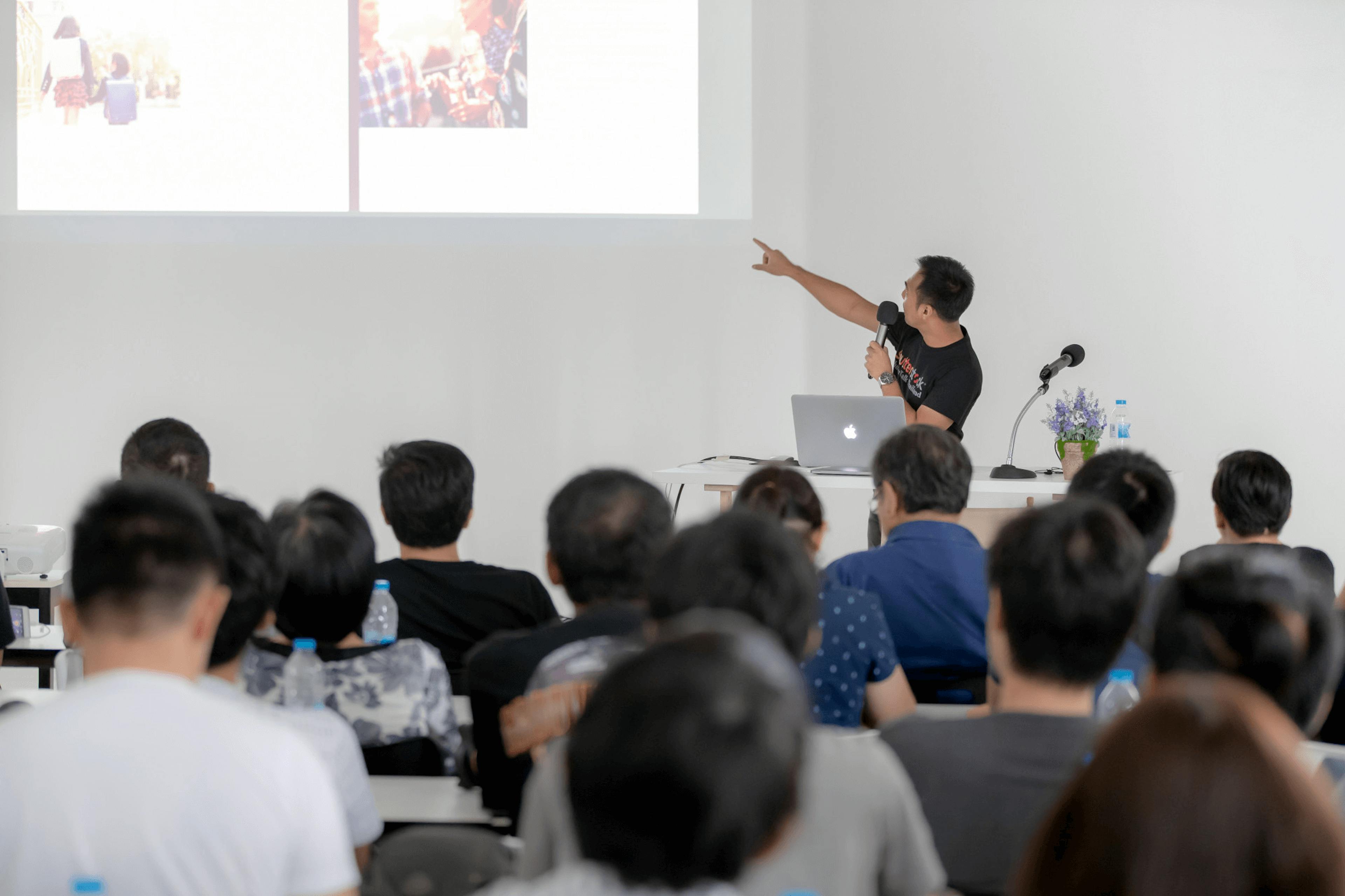 Năng Lượng Bùng Nổ: Ăn Mừng Thành Công Cùng Đồng Đội!