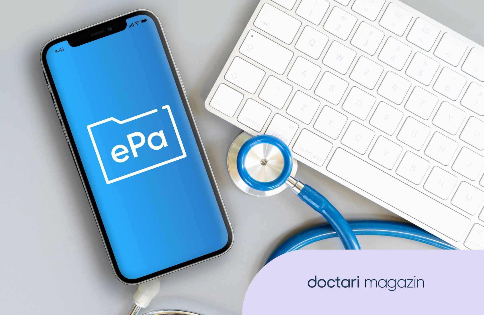 Auf einem Smartphone ist das Logo der elektronischen Patientenakte zu sehen, neben einer Tastatur und einem Stethoskop.