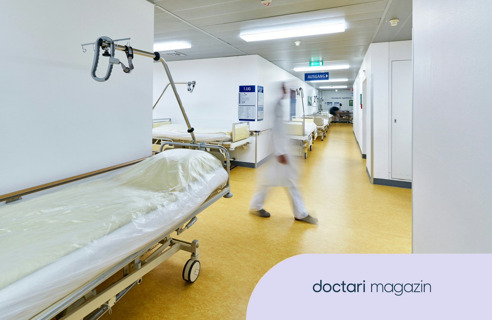 Eine verschwommen zu sehende Person im weißen Kittel läuft über einen ansonsten leeren Krankenhausflur
