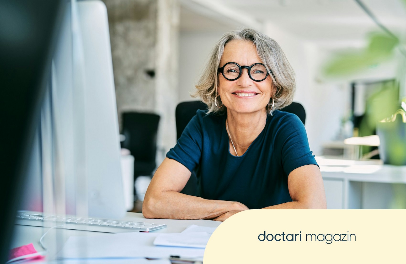 Chefärztin lächelt in die Kamera.