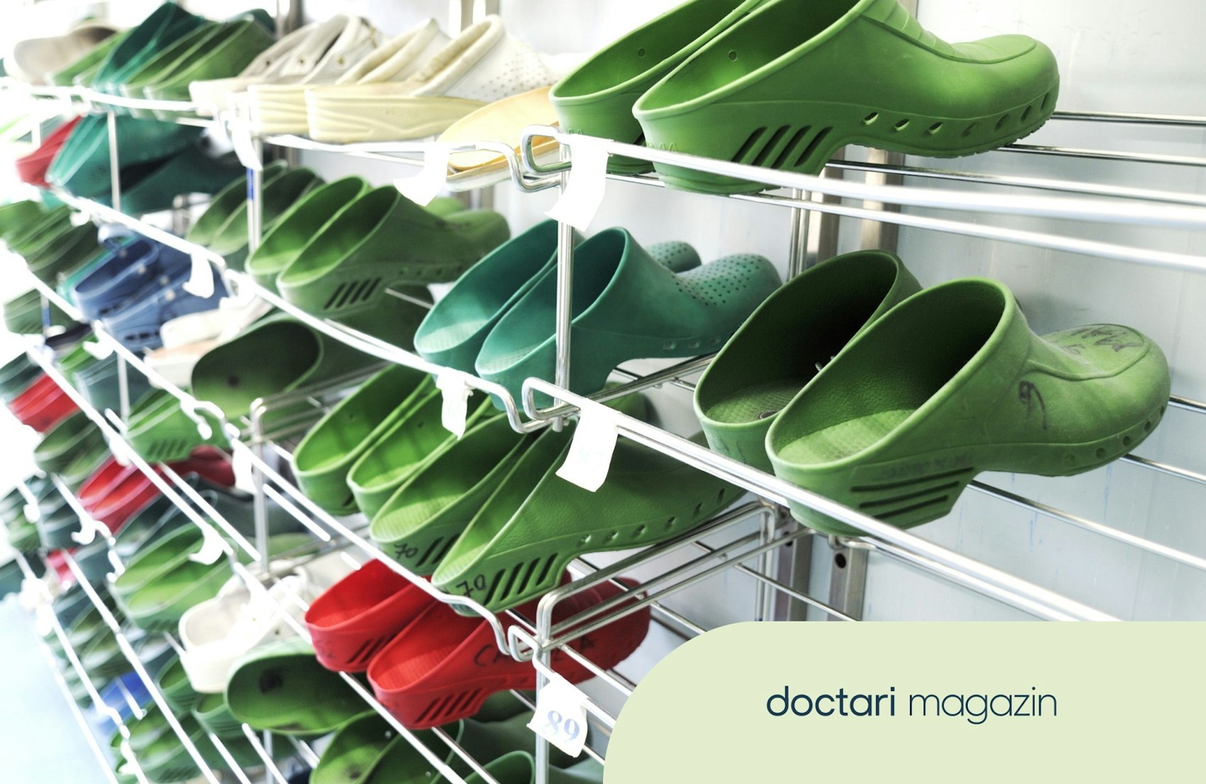 In einem Regal stehen reihenweise Schuhe von Pflegekräften, die meisten davon sind grün.