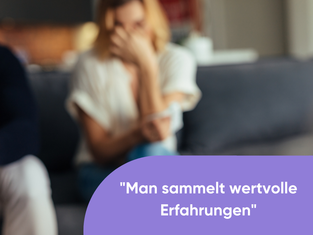 Verschwommene Ansicht einer weinenden Frau auf einem Sofa