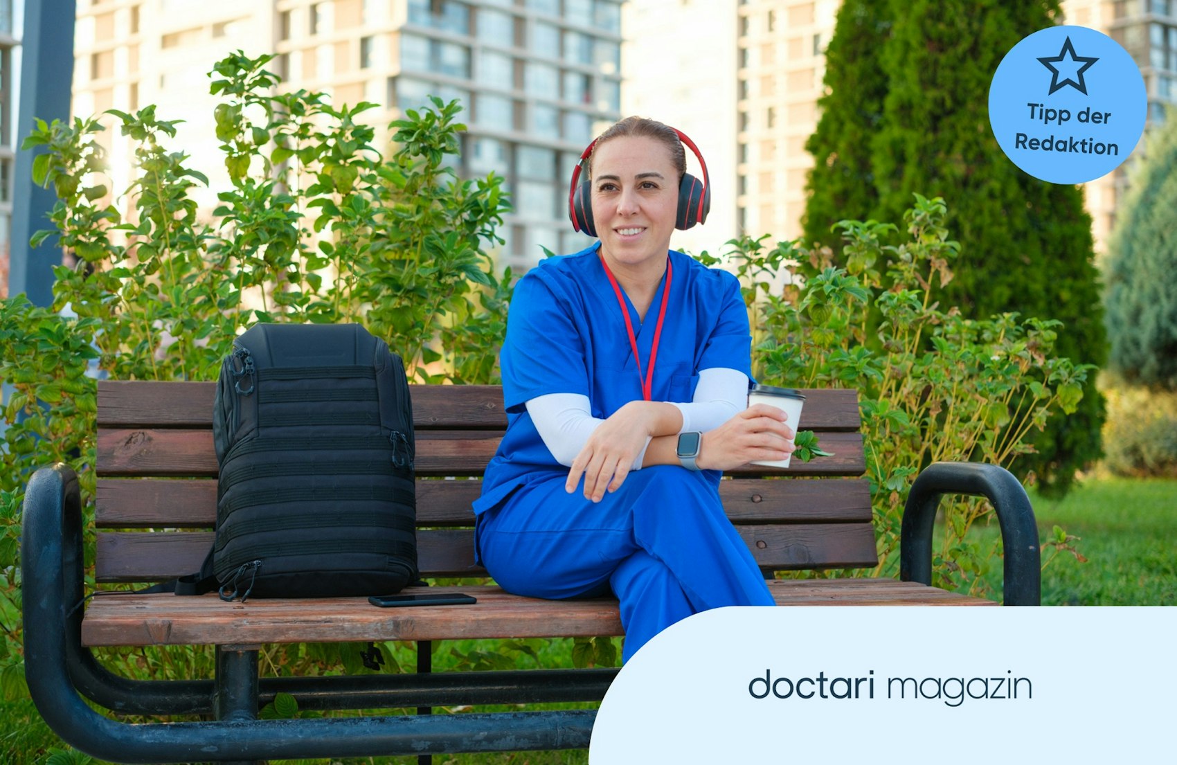 Eine junge Pflegerin sitzt in ihrer Pause auf einer Parkbank und hört Podcasts