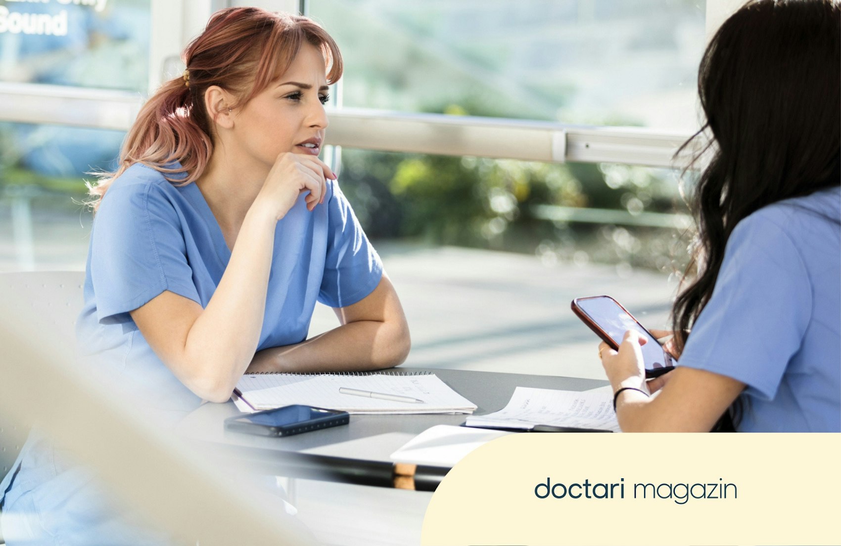 Zwei Medizinstudentinnen sitzen zusammen am Tisch und lernen.