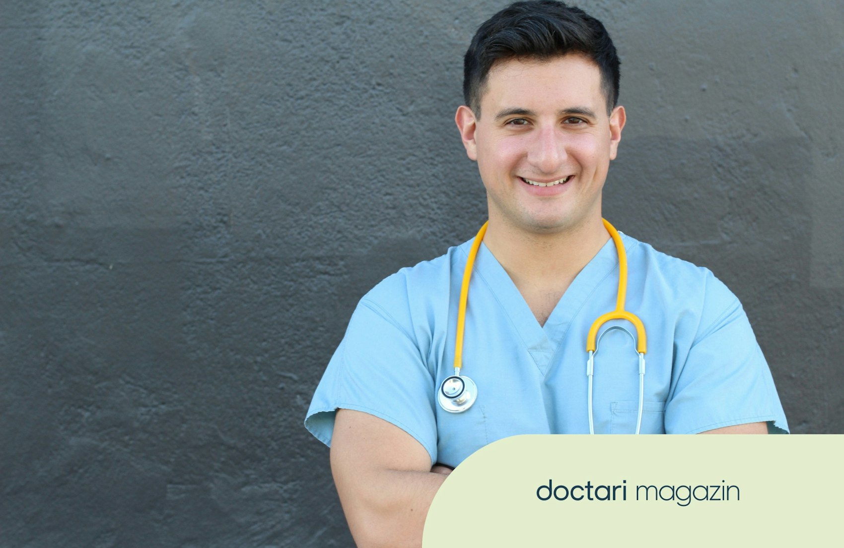 Junger Pfleger lächelt in die Kamera.