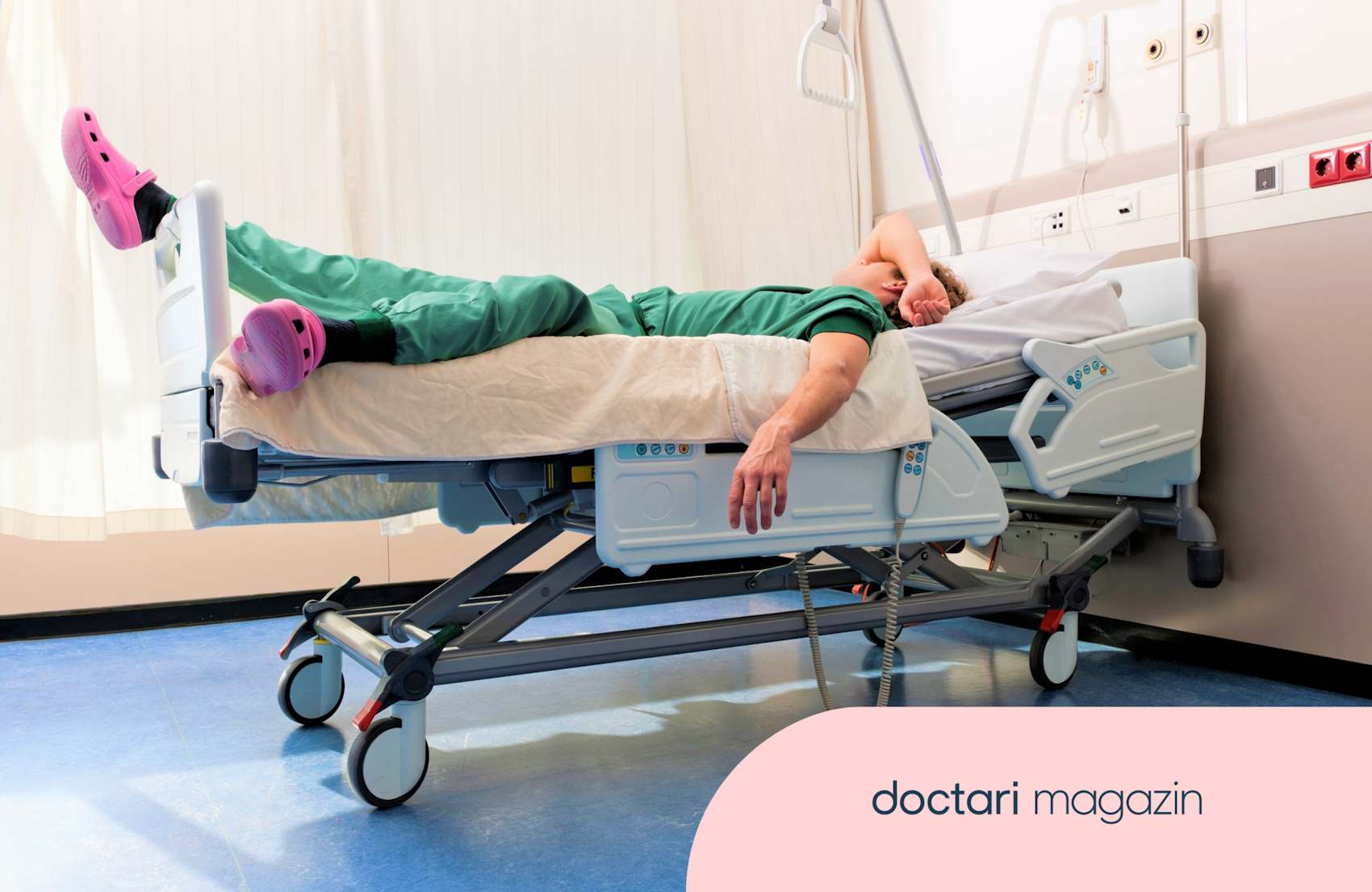 Ein Chirurg liegt im grünen Kittel und mit pinkfarbenen Schlappen in einem Krankenhausbett und schläft.