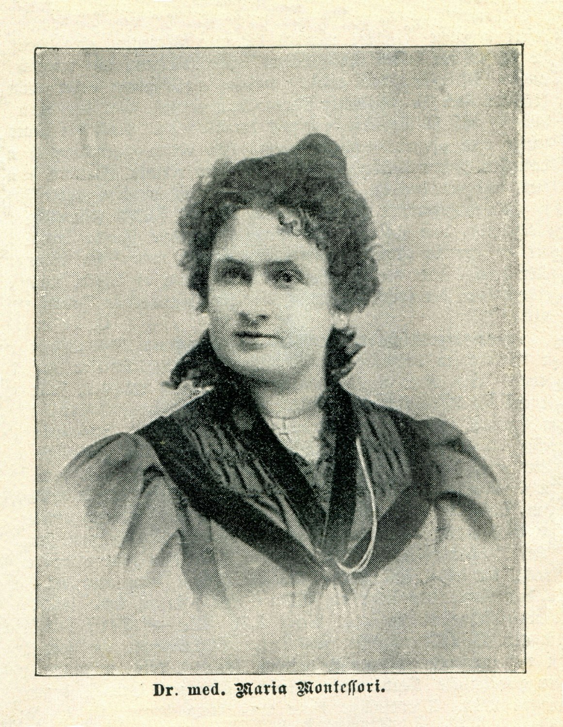 Ein Kupferstich zeigt Maria Montessori.
