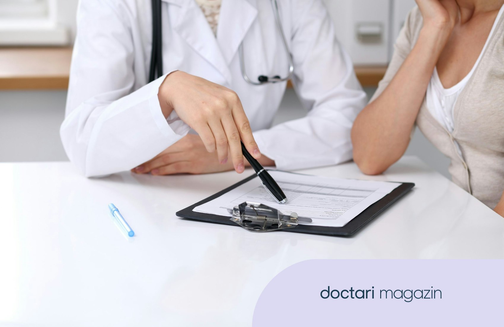 Ärztin erklärt Patientin den Behandlungsplan