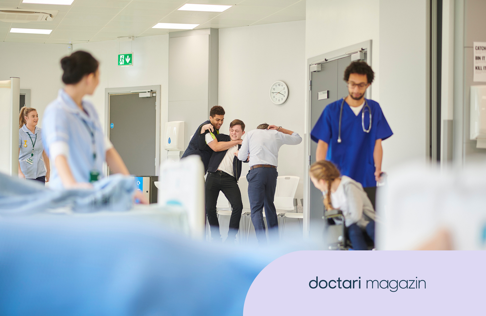 Ein Mann in einem Krankenhaus wird handgreiflich und wird von einem anderen Mann festgehalten.