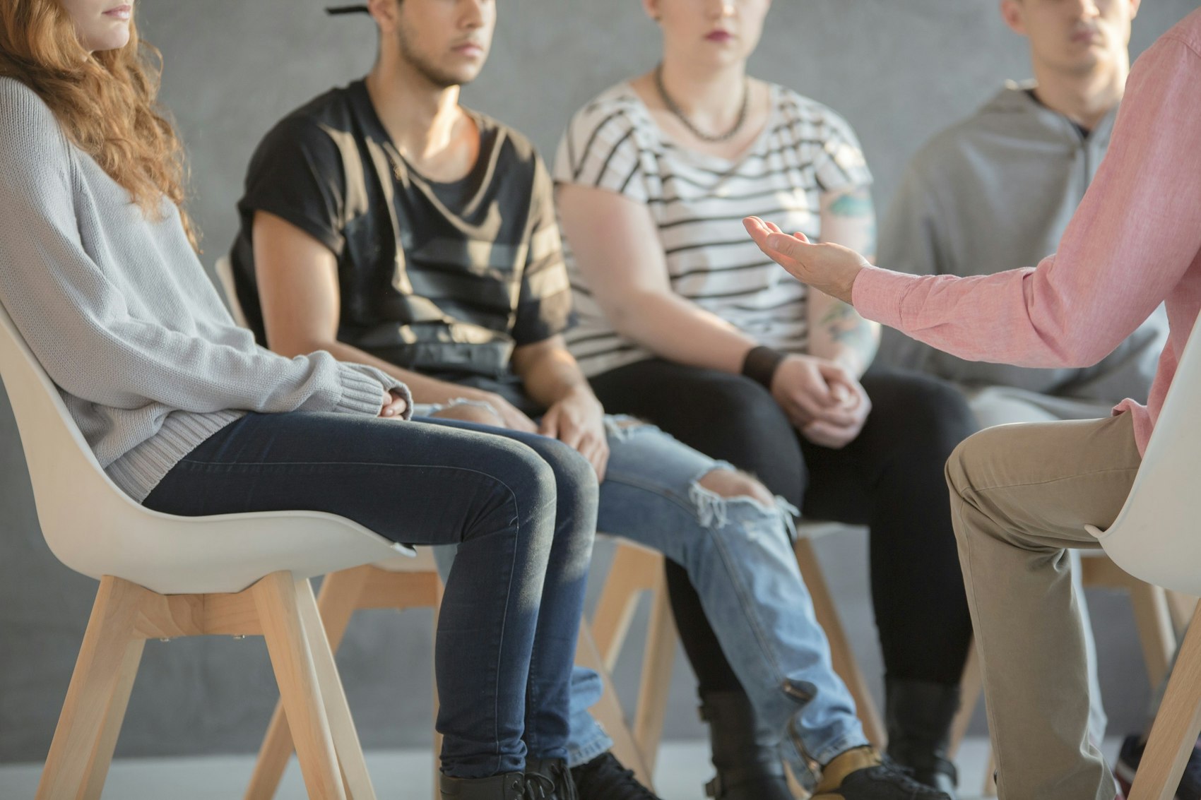 Jugendliche sitzen im Kreis  bei einer Gruppentherapiesitzung