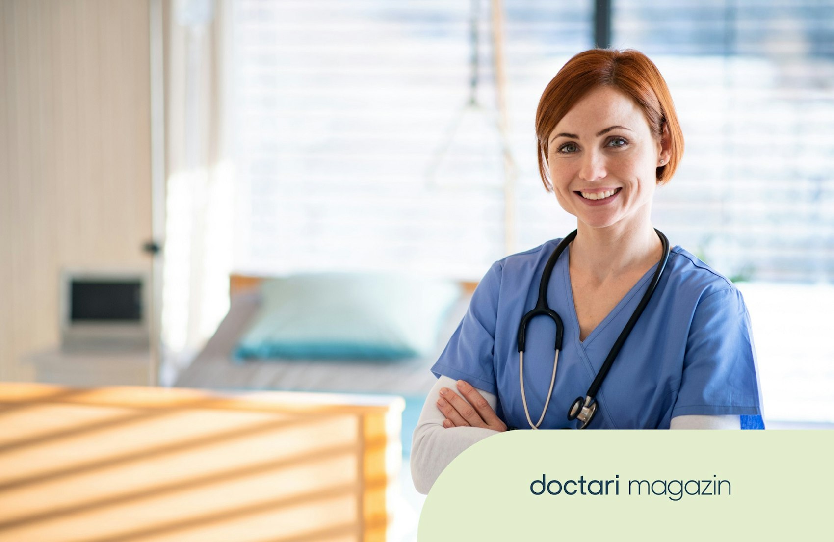 Junge Krankenpflegerin lächelt in die Kamera.