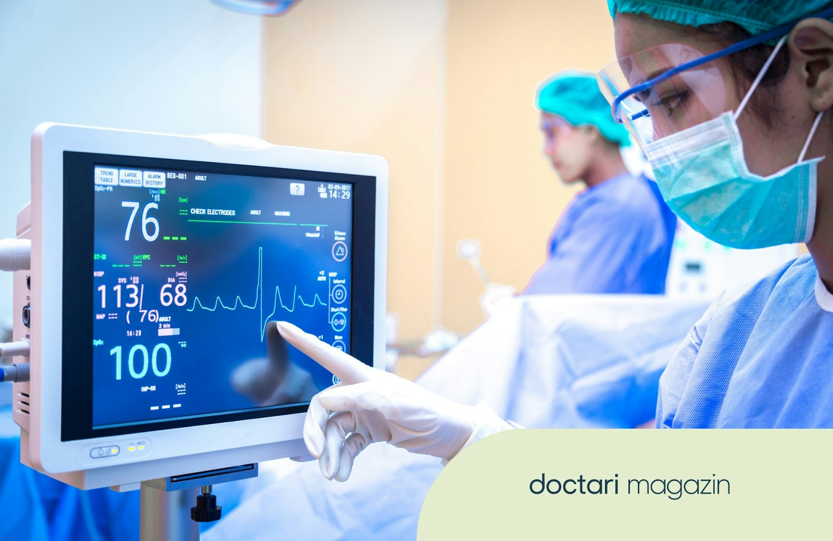 Eine medizinische Fachkraft kontrolliert auf einem Monitor die Vitalparameter eines Patienten.