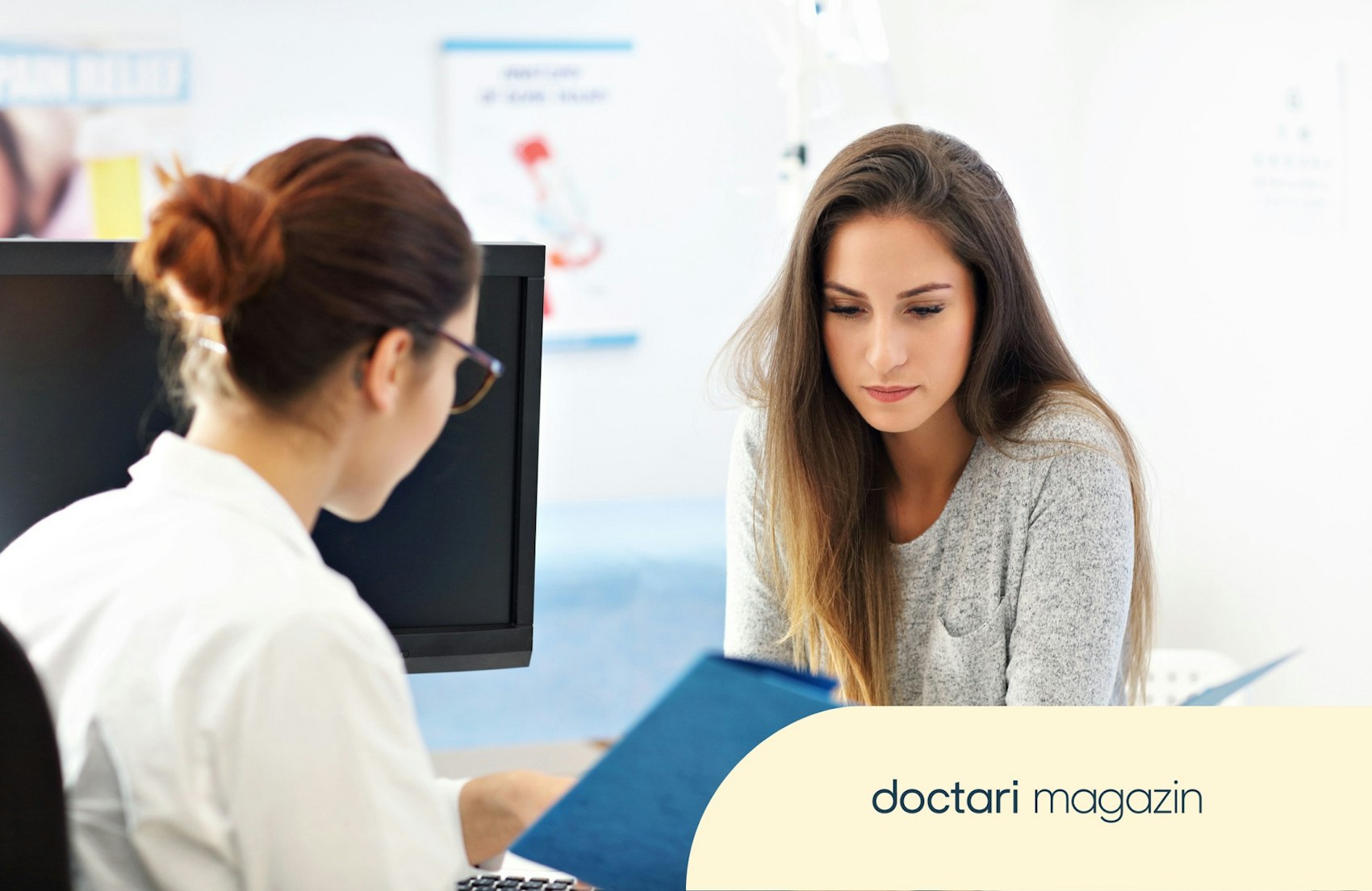 Ein junge Frau sitzt in einer Arztpraxis einer Ärztin gegenüber.