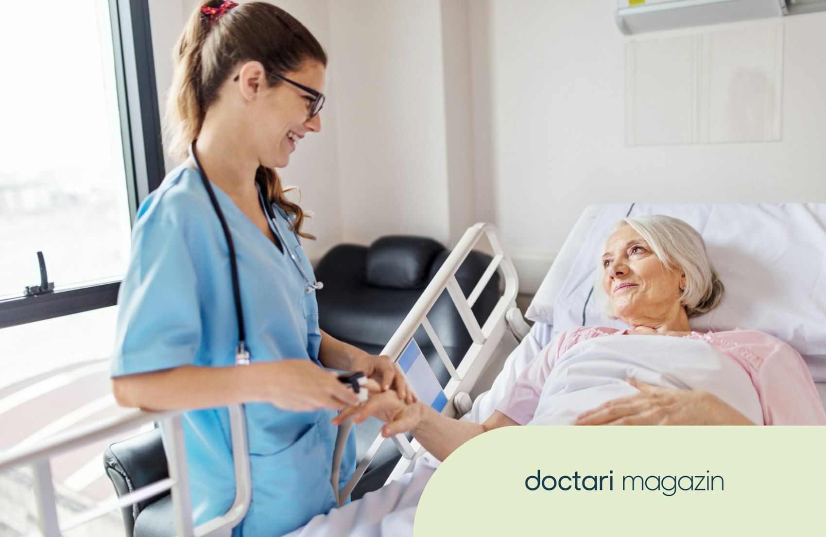 Krankenschwester passt Oxymeter bei einer Patientin an und lacht dabei