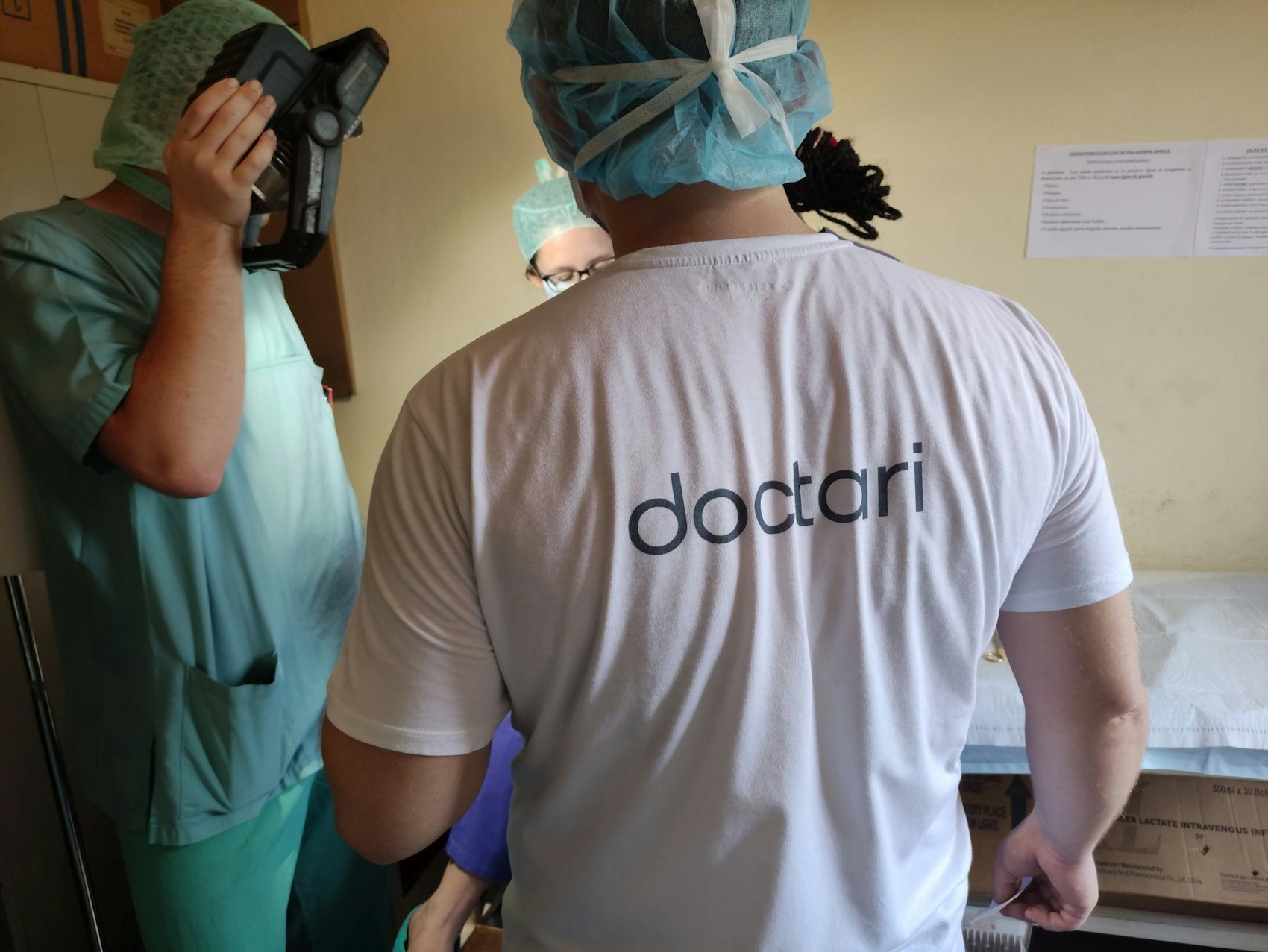 Eine medizinische Fachkraft trägt ein T-Shirt mit doctari-Logo auf dem Rücken