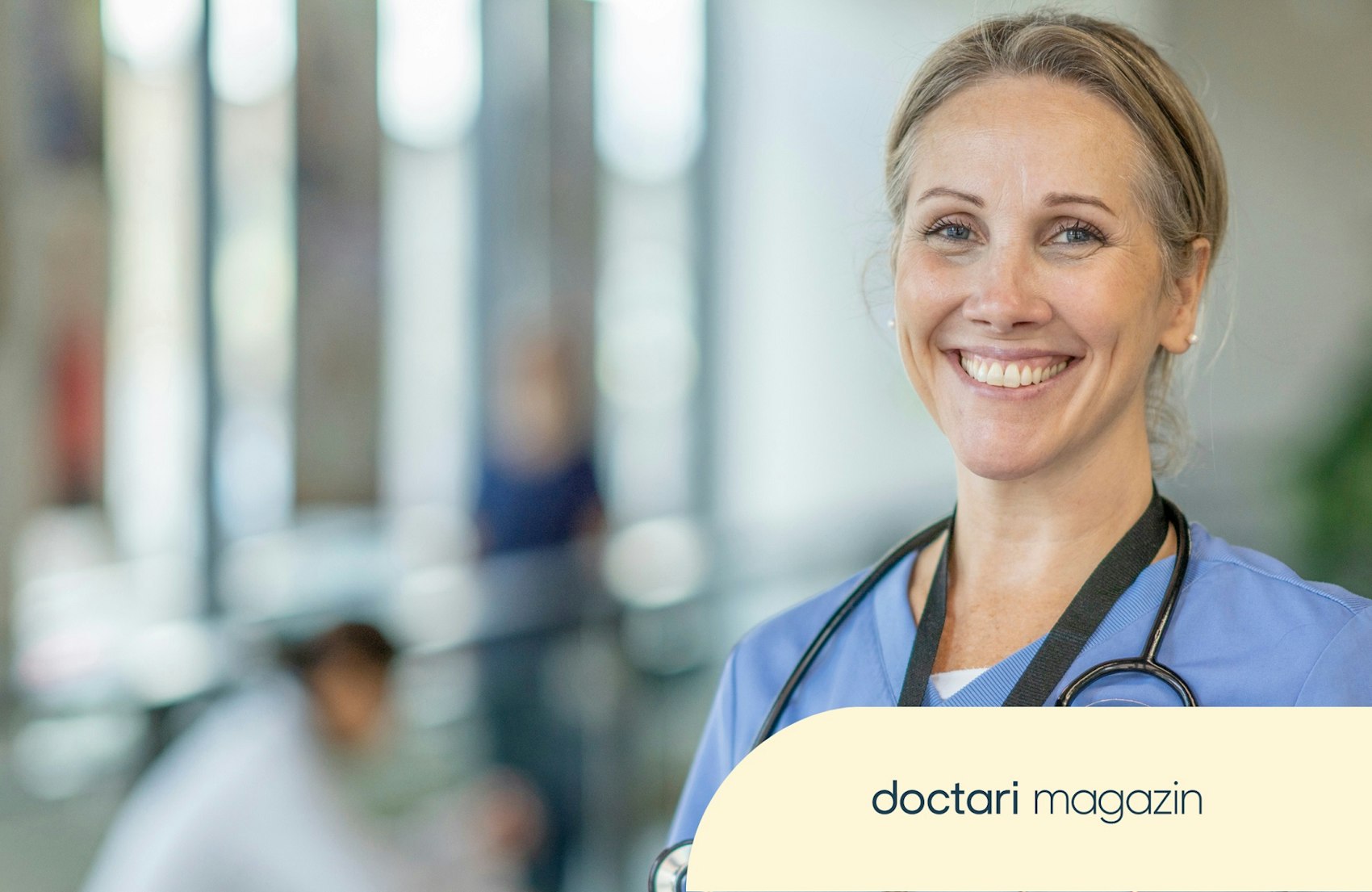 Junge Ärztin mit Stethoskop lächelt in die Kamera.