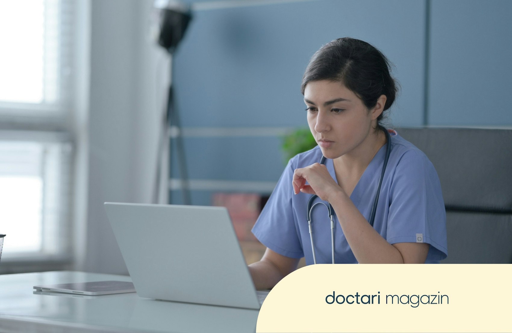 Junge Medizinstudentin sitzt am Laptop und lernt.