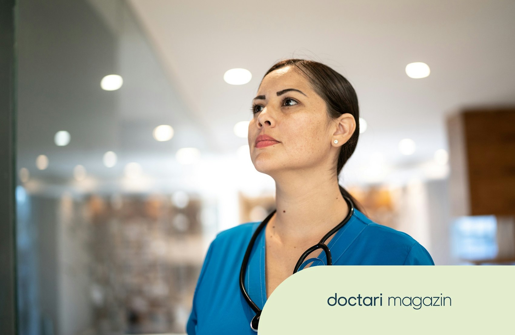 Eine junge Frau im Kasak blickt nachdenklich in die Ferne.