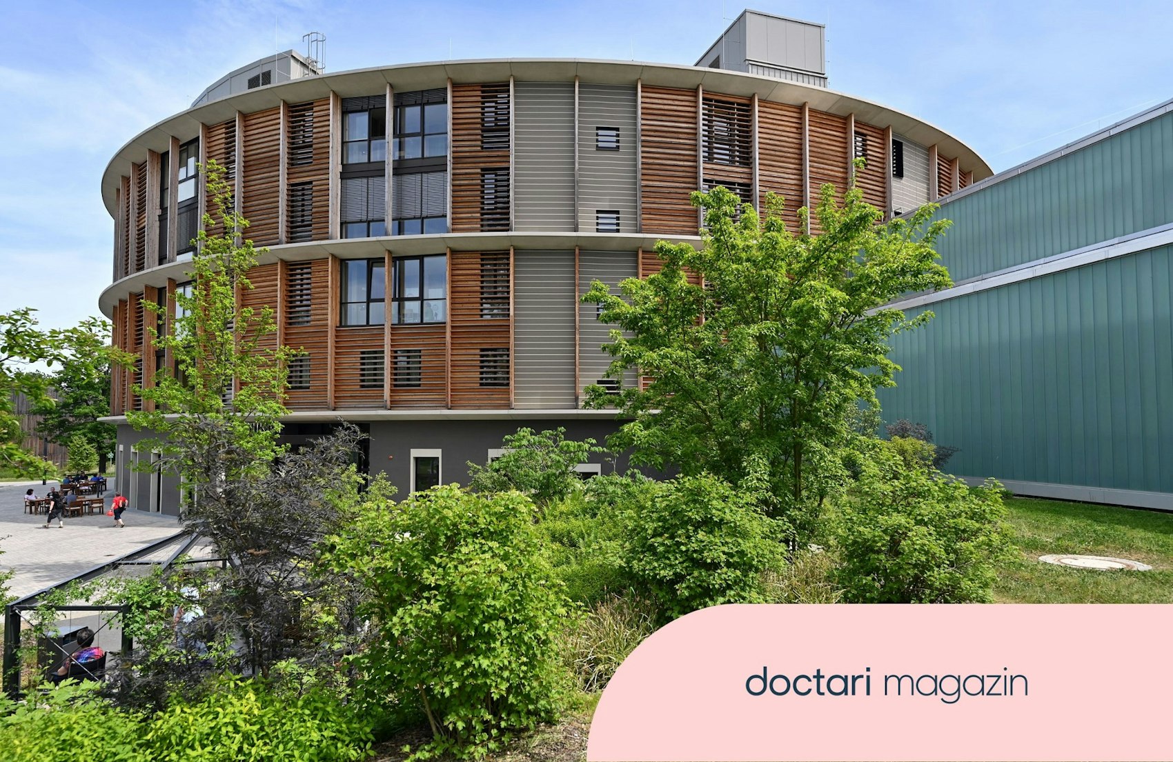 Der Neubau der Waldkliniken Eisenberg hat eine Holz-Glas-Fassade.